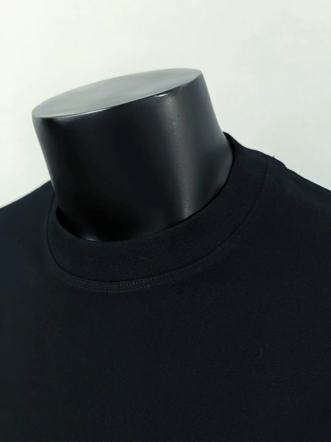 P190 Meng Mou·Moncler MONCLER is new, FW autumn and winter new long-sleeved T-shirt, with 0.7cm soft glue embossed large logo on the official website, matching details, three-needle threading process, made of 280g double yarn pure cotton fabric, imported woven thread, and the collar is bone-wrapped and wrapped to prevent deformation. , the fabric is soft and breathable, processed by high-temperature pre-shrinking process at the factory, scan the code and touch the NCF washable mark for identification, the details are in place, the upper body is simple and beautiful, the European size version, loose and suitable, a must-have for the autumn and winter base layer outer wardrobe, color: black, white, size XS-L (L size can wear 200 pounds)