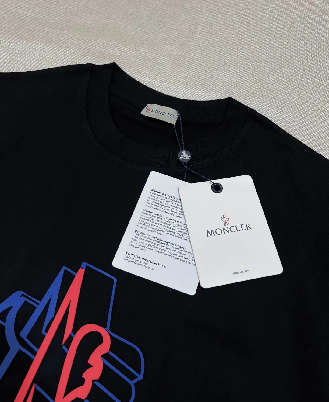 P190 Meng Mou·Moncler MONCLER is new, FW autumn and winter new long-sleeved T-shirt, with 0.7cm soft glue embossed large logo on the official website, matching details, three-needle threading process, made of 280g double yarn pure cotton fabric, imported woven thread, and the collar is bone-wrapped and wrapped to prevent deformation. , the fabric is soft and breathable, processed by high-temperature pre-shrinking process at the factory, scan the code and touch the NCF washable mark for identification, the details are in place, the upper body is simple and beautiful, the European size version, loose and suitable, a must-have for the autumn and winter base layer outer wardrobe, color: black, white, size XS-L (L size can wear 200 pounds)