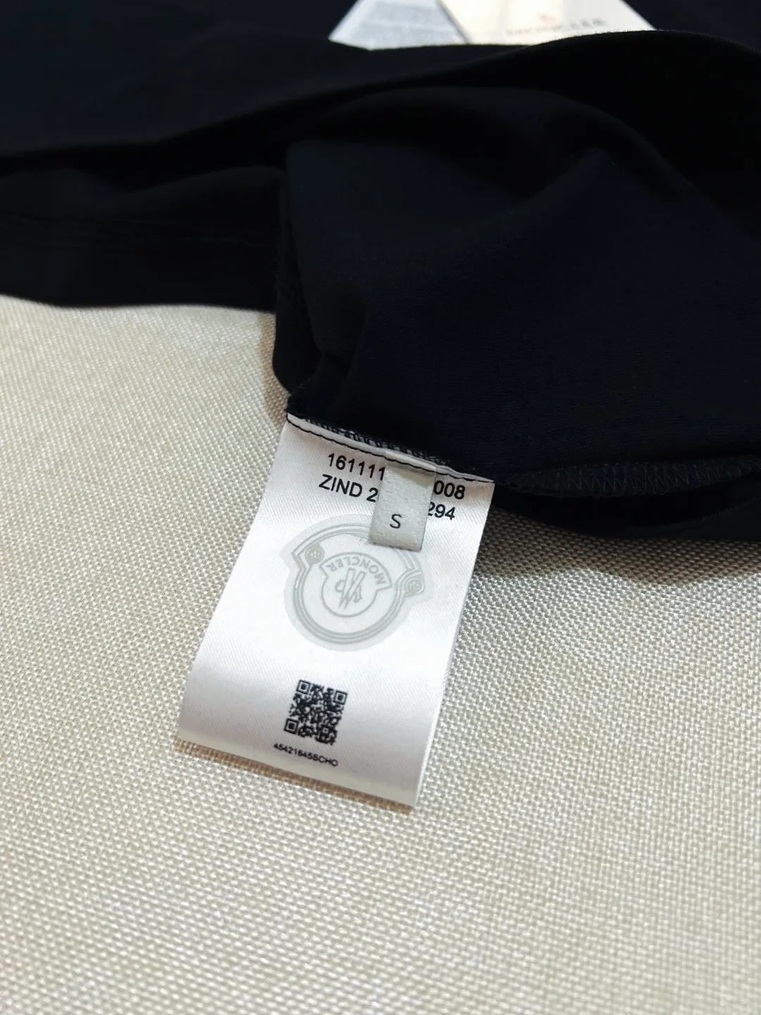 P190 Meng Mou·Moncler MONCLER is new, FW autumn and winter new long-sleeved T-shirt, with 0.7cm soft glue embossed large logo on the official website, matching details, three-needle threading process, made of 280g double yarn pure cotton fabric, imported woven thread, and the collar is bone-wrapped and wrapped to prevent deformation. , the fabric is soft and breathable, processed by high-temperature pre-shrinking process at the factory, scan the code and touch the NCF washable mark for identification, the details are in place, the upper body is simple and beautiful, the European size version, loose and suitable, a must-have for the autumn and winter base layer outer wardrobe, color: black, white, size XS-L (L size can wear 200 pounds)