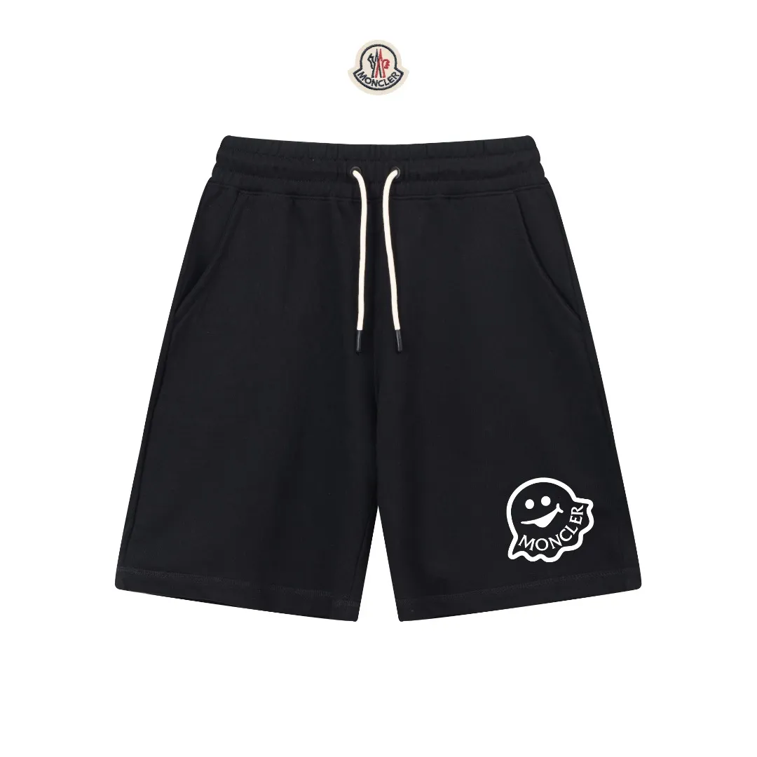 P230 (top version, currency difference) ✨ Moncler 25SS show model Slim-fitting simple printed letter Logo trendy shorts for men and women Compatible with all body shapes Black and white drawstring design with elastic waistband Customized drawstring pockets with diagonal pocket design on both sides There is also a small pocket at the rear Color: black gray Size S-XL