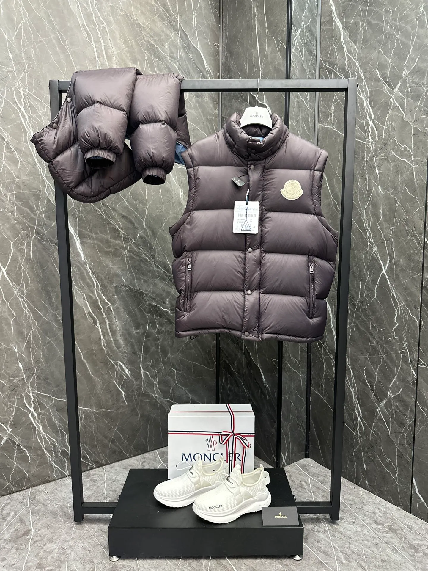 P800 Moncler Cyclone two-in-one down jacket. Convertible/jacket/hooded vest/stand collar vest/hooded down jacket. It is really easy to wear and practical.