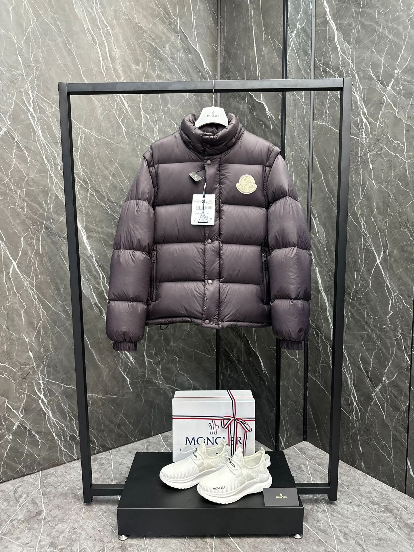 P800 Moncler Cyclone two-in-one down jacket. Convertible/jacket/hooded vest/stand collar vest/hooded down jacket. It is really easy to wear and practical.