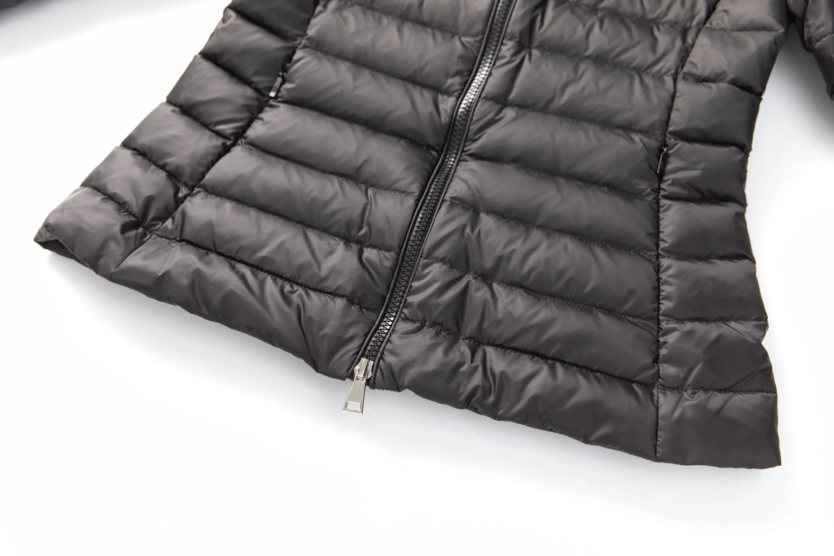 P760 Style number: Y128 Moncler's new 25-year women's down jacket is light and thin, with a perfect balance of temperature and style ▫️ 90% rare goose down filling｜Fearless in sub-zero temperatures, lightweight and temperature-locking ▫️ Innovative wool knitted sleeves｜Soft touch, three-dimensional silhouette is not bloated ▫️ High-end aesthetics of contrasting materials｜Matte pressed black feathers + delicate wool texture 🌟 Extravagant details • Demonstration of layering turtleneck sweaters | Lazy and high-end sense • K gold chain finishing touch | Eye-catching and sparkling design • Universal matching of trousers | One-click switching for commuting and dating "A winter shirt that can be worn for ten years" Color: Black·White·Pink Green Code Number: 1 2 3 4
