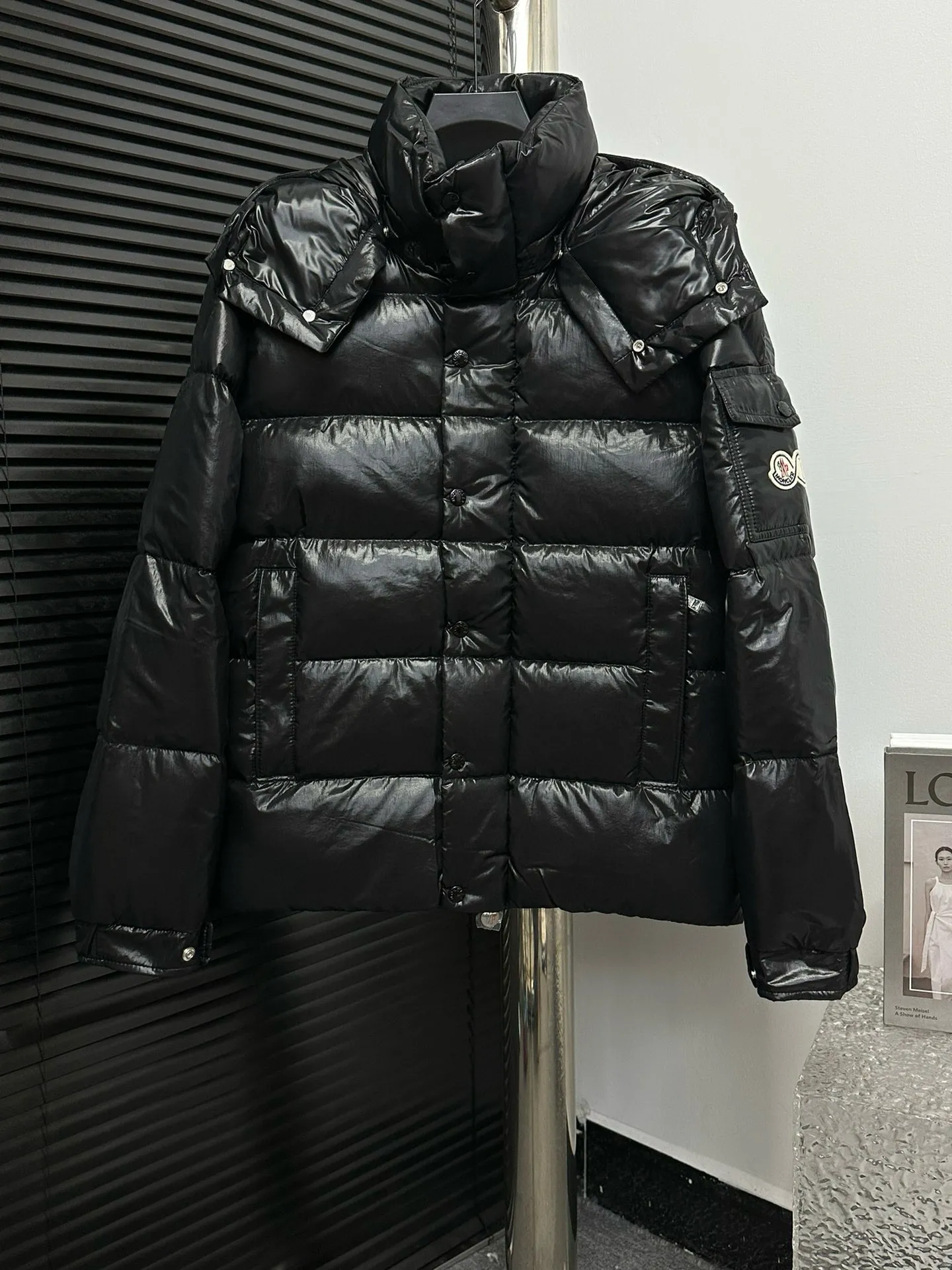 P720 [𝗠𝗼𝗻𝗰𝗲𝗿] Meng Mouth 23FW Meng Mouth Maya Maya 70th Anniversary Limited Down Jacket, same style for men and women! Moncler Maya's classic shiny small label down jacket, the pockets on the cuffs are perfectly combined with the 70-week wool felt small label, and the hood is removable. The fabric is customized to be the same as the original. The lacquered shiny fabric is the same as the original. The windproof and waterproof are the same as the original. Customized original accessories, complete with three labels, molded custom logo buttons. Color: Black Size: 1 2 3 4 5