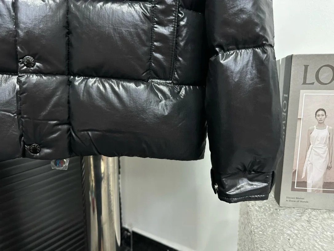 P720 [𝗠𝗼𝗻𝗰𝗲𝗿] Meng Mouth 23FW Meng Mouth Maya Maya 70th Anniversary Limited Down Jacket, same style for men and women! Moncler Maya's classic shiny small label down jacket, the pockets on the cuffs are perfectly combined with the 70-week wool felt small label, and the hood is removable. The fabric is customized to be the same as the original. The lacquered shiny fabric is the same as the original. The windproof and waterproof are the same as the original. Customized original accessories, complete with three labels, molded custom logo buttons. Color: Black Size: 1 2 3 4 5