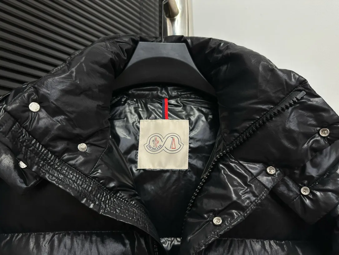 P720 [𝗠𝗼𝗻𝗰𝗲𝗿] Meng Mouth 23FW Meng Mouth Maya Maya 70th Anniversary Limited Down Jacket, same style for men and women! Moncler Maya's classic shiny small label down jacket, the pockets on the cuffs are perfectly combined with the 70-week wool felt small label, and the hood is removable. The fabric is customized to be the same as the original. The lacquered shiny fabric is the same as the original. The windproof and waterproof are the same as the original. Customized original accessories, complete with three labels, molded custom logo buttons. Color: Black Size: 1 2 3 4 5
