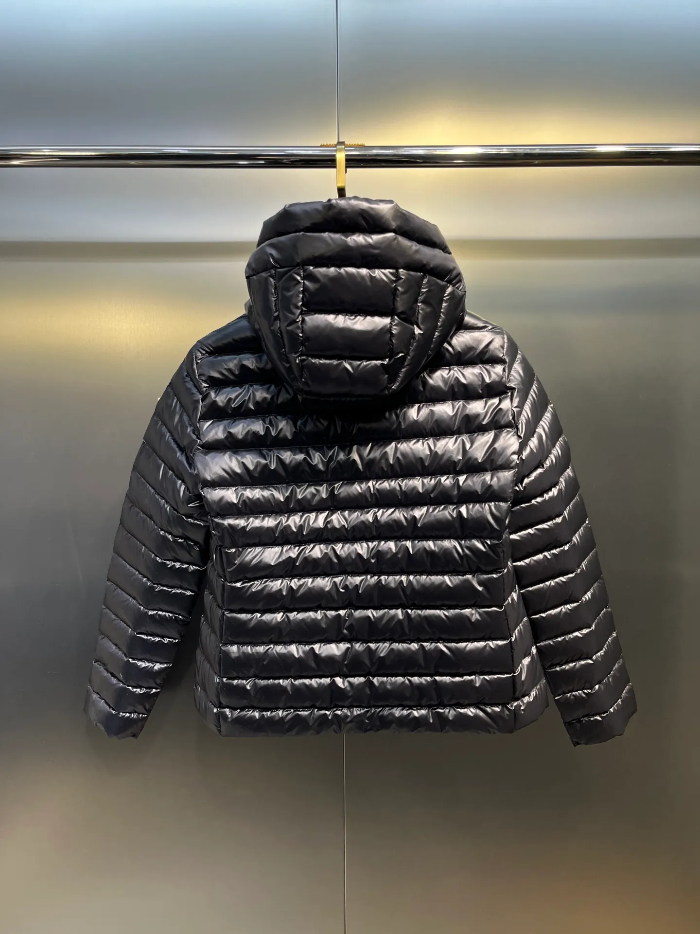 P900 𝐌𝐎𝐍𝐂𝐋𝐄𝐑Moncler🌟 New Ige hooded short women's leg down is made of longue saison fabric, suitable for mild weather. This nylon fabric is warm without being bulky. Designed in a cropped silhouette, it features a classic hooded silhouette and a cinched waist for a smooth, feminine look. Color: Black White Size: 1234
