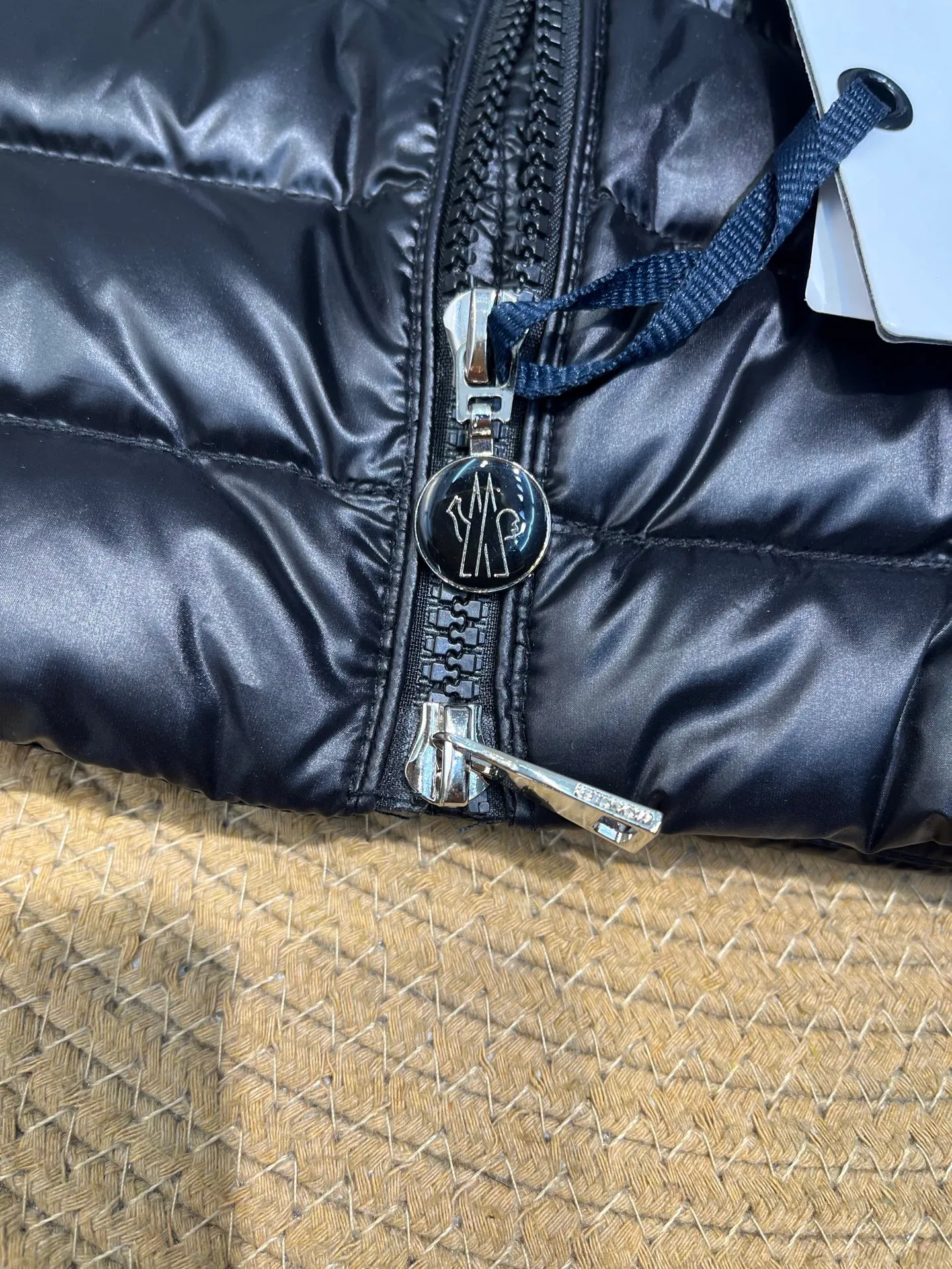 P900 𝐌𝐎𝐍𝐂𝐋𝐄𝐑Moncler🌟 New Ige hooded short women's leg down is made of longue saison fabric, suitable for mild weather. This nylon fabric is warm without being bulky. Designed in a cropped silhouette, it features a classic hooded silhouette and a cinched waist for a smooth, feminine look. Color: Black White Size: 1234