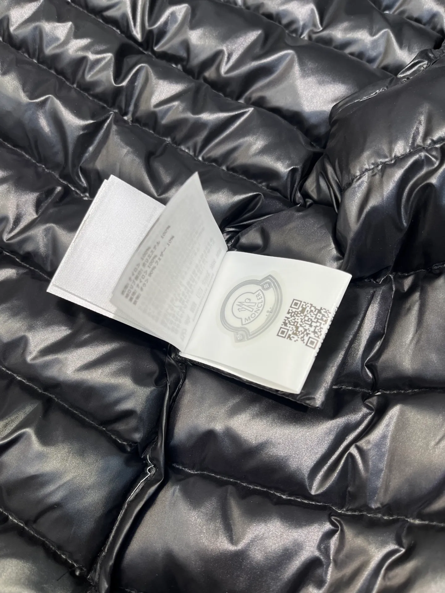 P900 𝐌𝐎𝐍𝐂𝐋𝐄𝐑Moncler🌟 New Ige hooded short women's leg down is made of longue saison fabric, suitable for mild weather. This nylon fabric is warm without being bulky. Designed in a cropped silhouette, it features a classic hooded silhouette and a cinched waist for a smooth, feminine look. Color: Black White Size: 1234