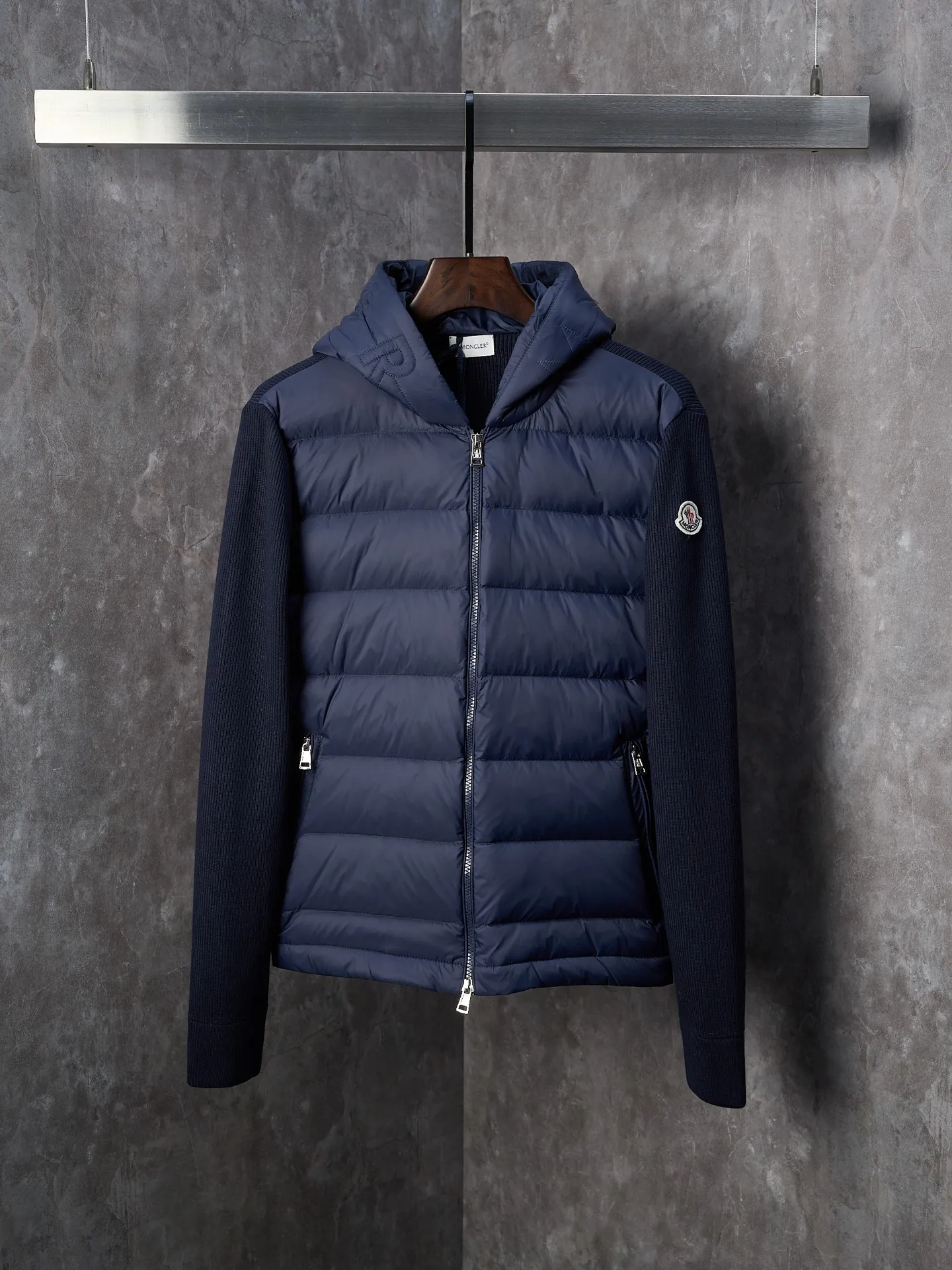 P670 Actual hanging auction] MONCLER/Muzzled Wool Splicing Zippered Hooded Down Jacket [Ready Stock] S/0 M/1 L/2 XL/3 XXL/4 This wool hooded sweatshirt is equipped with a padded down front and is a practical jacket suitable for many seasons. This cardigan features a hood with quilted logo, a nod to the brand's heritage. Designed in a lightweight knit, it's a practical addition to your versatile wardrobe and can easily be worn as an outer layer in milder weather. Made of wool Longue saison lining, Longue saison front, down filling Rib knit 12 gauge, fine soft hood Zip closure Pockets, logo quilting Logo patch
