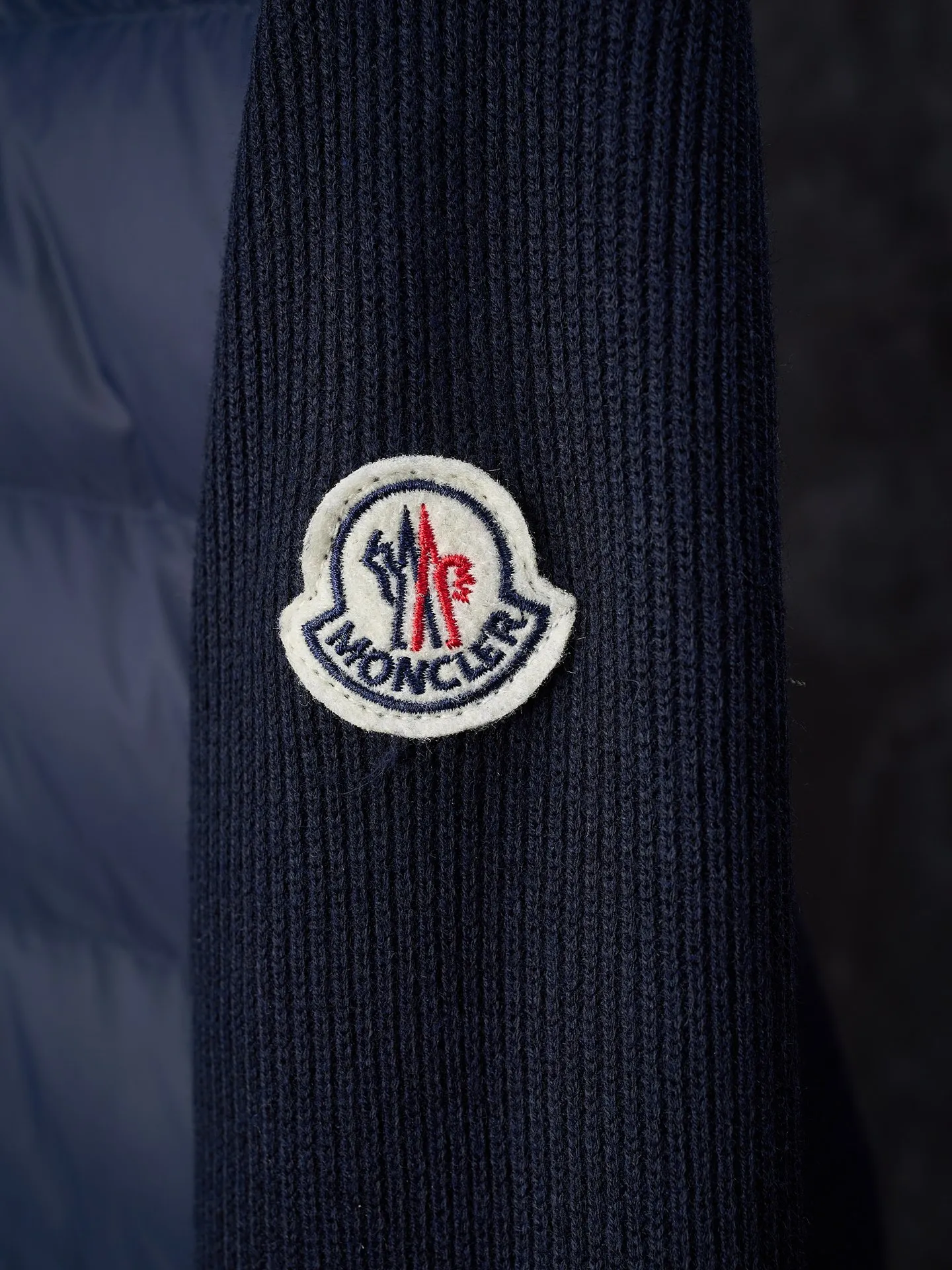P670 Actual hanging auction] MONCLER/Muzzled Wool Splicing Zippered Hooded Down Jacket [Ready Stock] S/0 M/1 L/2 XL/3 XXL/4 This wool hooded sweatshirt is equipped with a padded down front and is a practical jacket suitable for many seasons. This cardigan features a hood with quilted logo, a nod to the brand's heritage. Designed in a lightweight knit, it's a practical addition to your versatile wardrobe and can easily be worn as an outer layer in milder weather. Made of wool Longue saison lining, Longue saison front, down filling Rib knit 12 gauge, fine soft hood Zip closure Pockets, logo quilting Logo patch