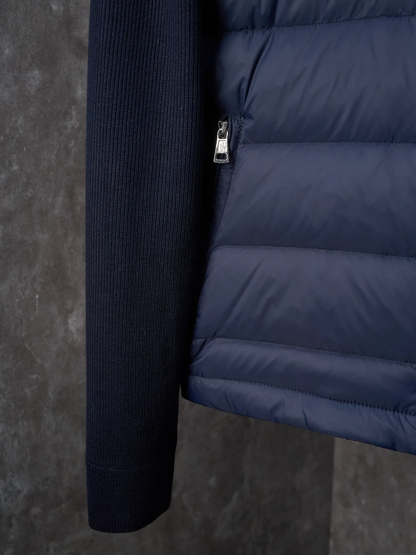 P670 Actual hanging auction] MONCLER/Muzzled Wool Splicing Zippered Hooded Down Jacket [Ready Stock] S/0 M/1 L/2 XL/3 XXL/4 This wool hooded sweatshirt is equipped with a padded down front and is a practical jacket suitable for many seasons. This cardigan features a hood with quilted logo, a nod to the brand's heritage. Designed in a lightweight knit, it's a practical addition to your versatile wardrobe and can easily be worn as an outer layer in milder weather. Made of wool Longue saison lining, Longue saison front, down filling Rib knit 12 gauge, fine soft hood Zip closure Pockets, logo quilting Logo patch