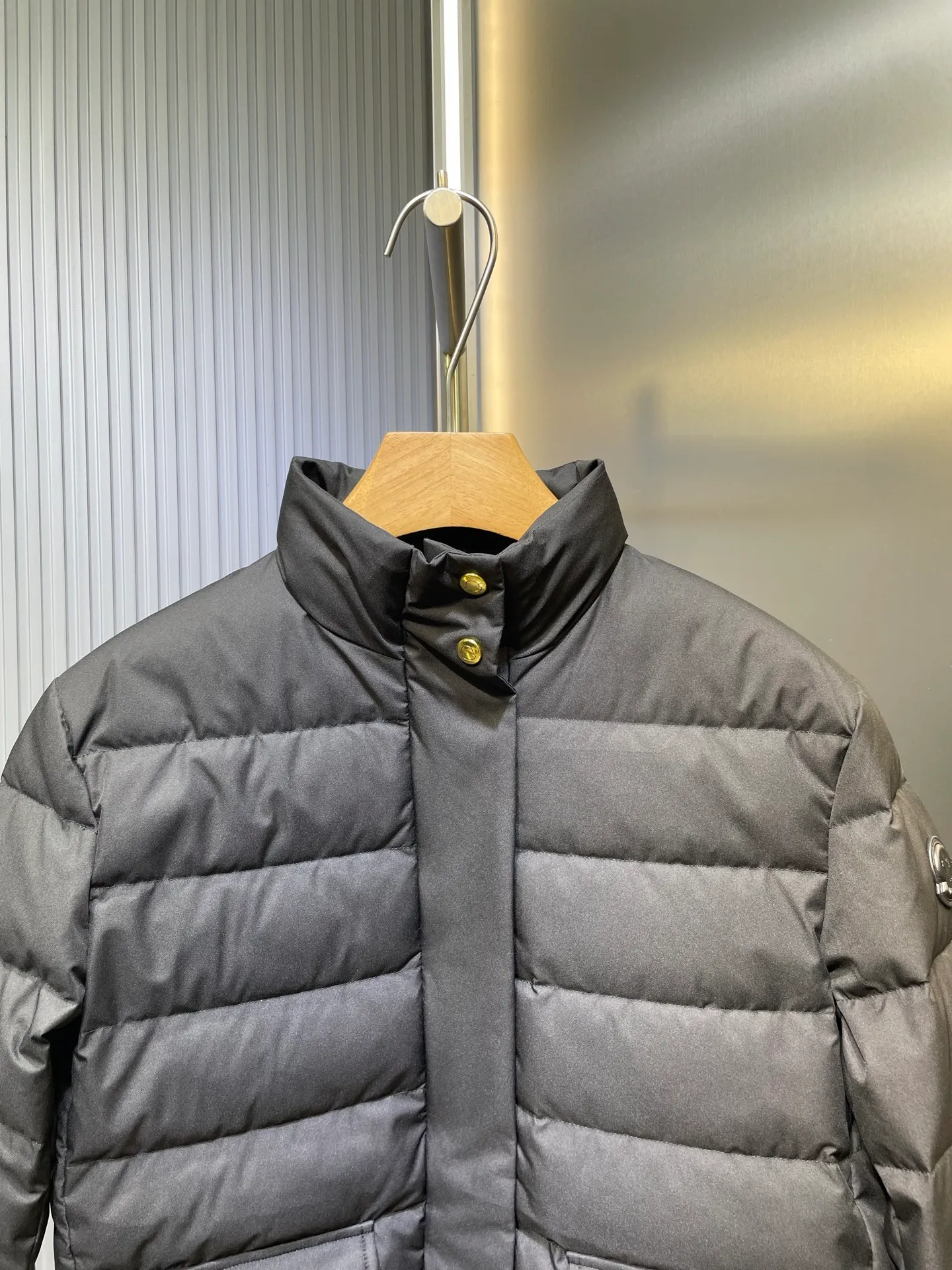 P710 Moncler 🌟Stand-lapel down cotton jacket Customized YB imported windproof and environmentally friendly regenerated nylon material. The process is restored and upgraded. The material has the waterproof, windproof and cold-proof function of nylon. Down cotton filling inside makes the whole piece light and warm. Zipper placket. Lapel stand-up collar two-wear design. Classic rectangular strip embossed treatment. Various styles. Iconic and obvious logo embellishment on the outside of the arm, showing a low-key sense of luxury. Lapel pocket design is practical to keep out the cold. Exquisite details can successfully get rid of dullness. Integrate warmth and fashion. Customized surface accessories. Look for the correct version. Down filling standard: national standard 90 down. Size: s m l