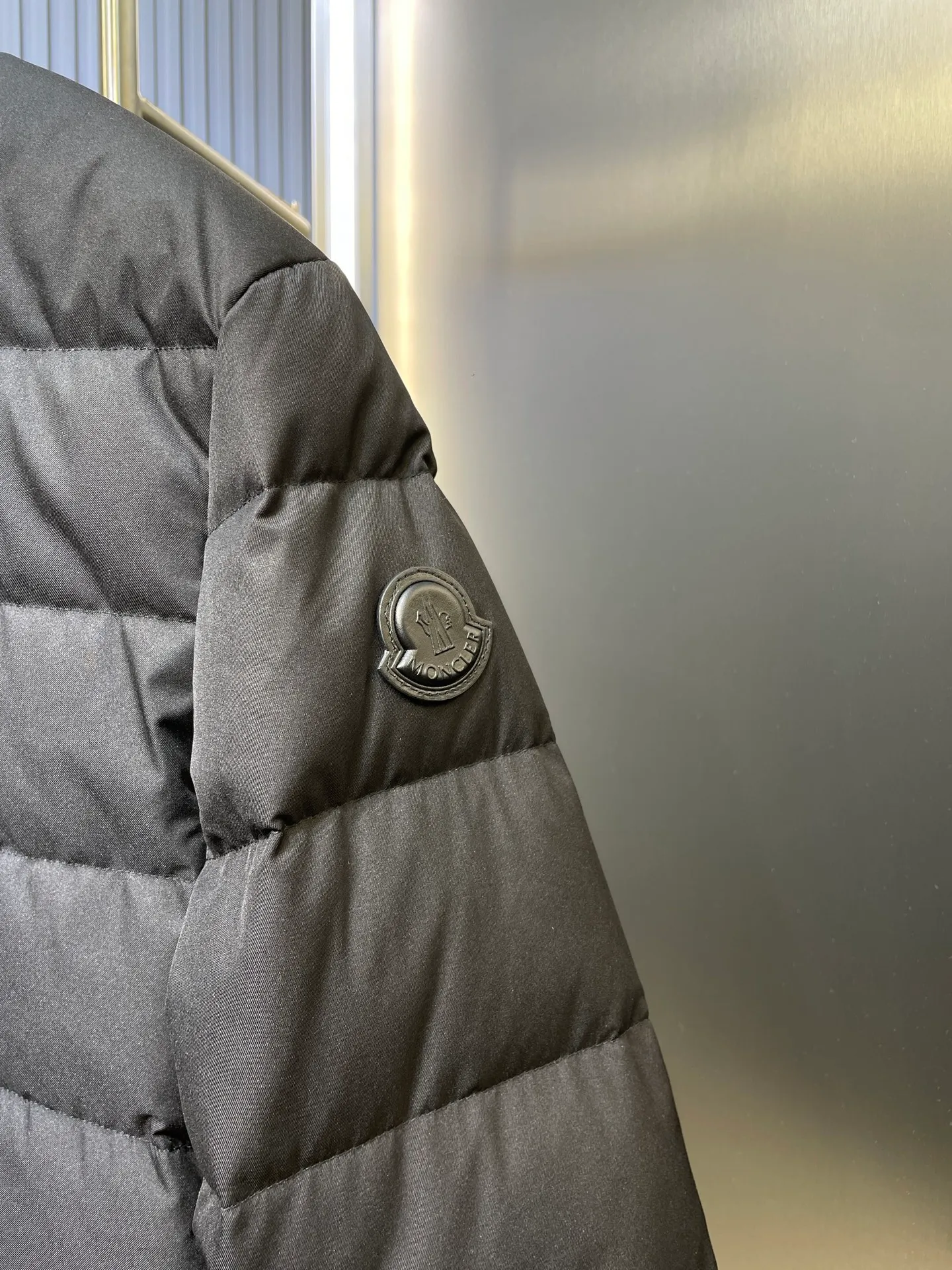 P710 Moncler 🌟Stand-lapel down cotton jacket Customized YB imported windproof and environmentally friendly regenerated nylon material. The process is restored and upgraded. The material has the waterproof, windproof and cold-proof function of nylon. Down cotton filling inside makes the whole piece light and warm. Zipper placket. Lapel stand-up collar two-wear design. Classic rectangular strip embossed treatment. Various styles. Iconic and obvious logo embellishment on the outside of the arm, showing a low-key sense of luxury. Lapel pocket design is practical to keep out the cold. Exquisite details can successfully get rid of dullness. Integrate warmth and fashion. Customized surface accessories. Look for the correct version. Down filling standard: national standard 90 down. Size: s m l