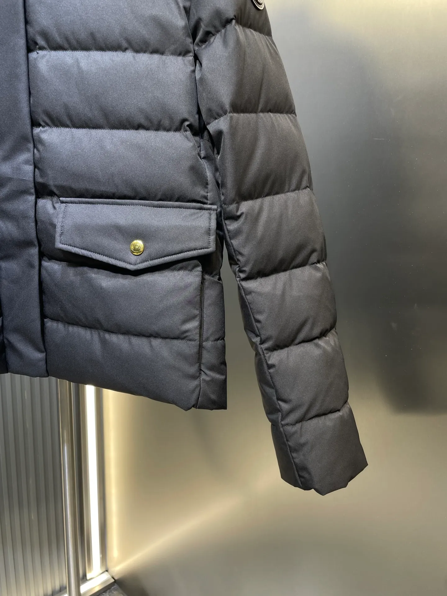 P710 Moncler 🌟Stand-lapel down cotton jacket Customized YB imported windproof and environmentally friendly regenerated nylon material. The process is restored and upgraded. The material has the waterproof, windproof and cold-proof function of nylon. Down cotton filling inside makes the whole piece light and warm. Zipper placket. Lapel stand-up collar two-wear design. Classic rectangular strip embossed treatment. Various styles. Iconic and obvious logo embellishment on the outside of the arm, showing a low-key sense of luxury. Lapel pocket design is practical to keep out the cold. Exquisite details can successfully get rid of dullness. Integrate warmth and fashion. Customized surface accessories. Look for the correct version. Down filling standard: national standard 90 down. Size: s m l