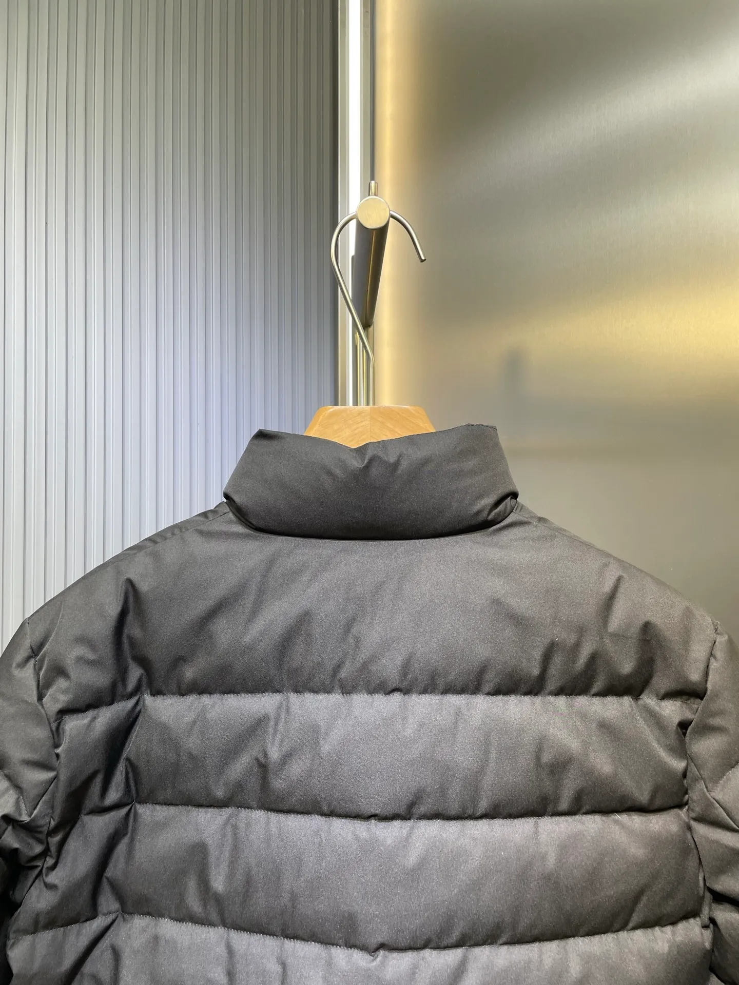 P710 Moncler 🌟Stand-lapel down cotton jacket Customized YB imported windproof and environmentally friendly regenerated nylon material. The process is restored and upgraded. The material has the waterproof, windproof and cold-proof function of nylon. Down cotton filling inside makes the whole piece light and warm. Zipper placket. Lapel stand-up collar two-wear design. Classic rectangular strip embossed treatment. Various styles. Iconic and obvious logo embellishment on the outside of the arm, showing a low-key sense of luxury. Lapel pocket design is practical to keep out the cold. Exquisite details can successfully get rid of dullness. Integrate warmth and fashion. Customized surface accessories. Look for the correct version. Down filling standard: national standard 90 down. Size: s m l