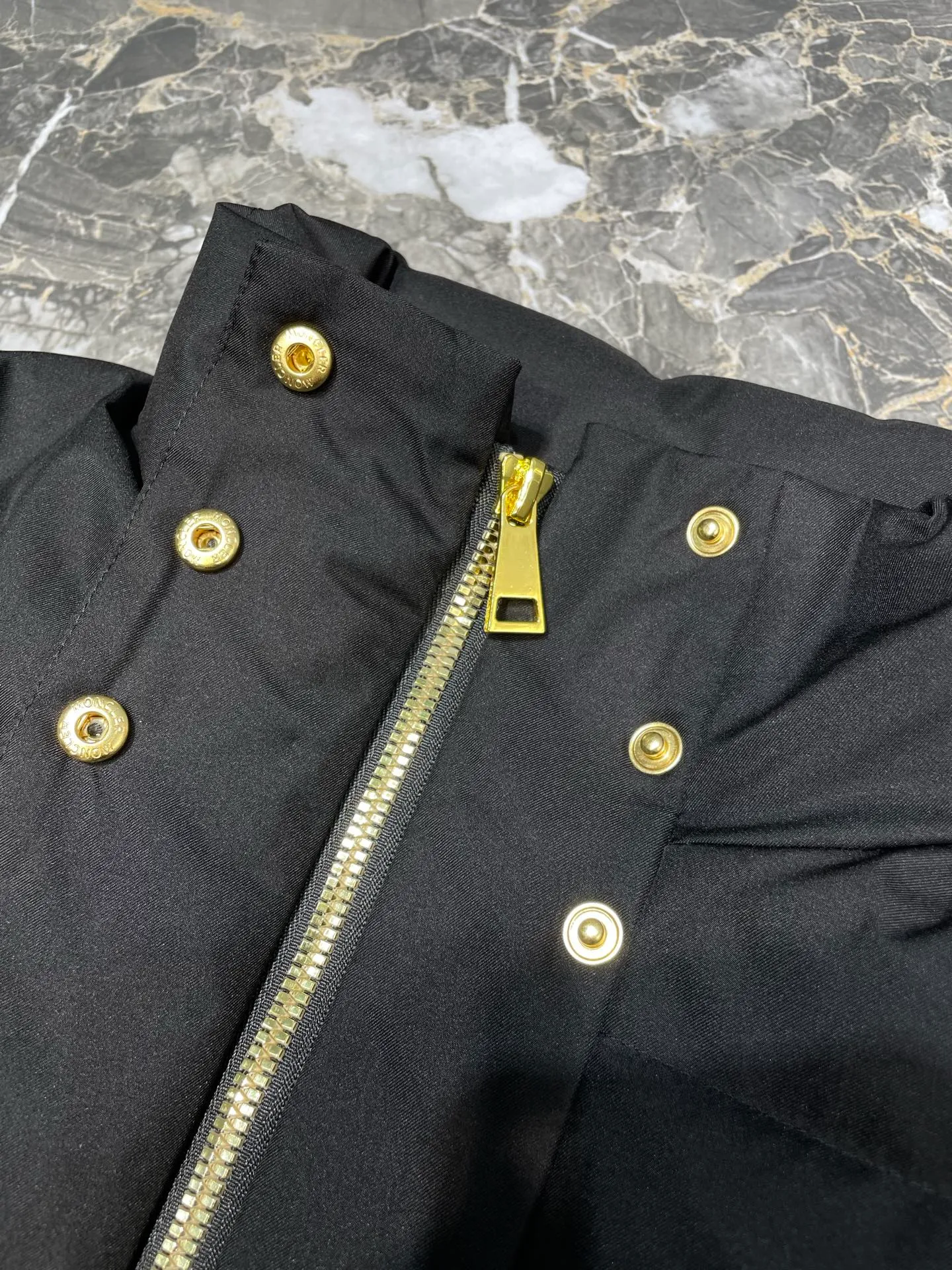 P710 Moncler 🌟Stand-lapel down cotton jacket Customized YB imported windproof and environmentally friendly regenerated nylon material. The process is restored and upgraded. The material has the waterproof, windproof and cold-proof function of nylon. Down cotton filling inside makes the whole piece light and warm. Zipper placket. Lapel stand-up collar two-wear design. Classic rectangular strip embossed treatment. Various styles. Iconic and obvious logo embellishment on the outside of the arm, showing a low-key sense of luxury. Lapel pocket design is practical to keep out the cold. Exquisite details can successfully get rid of dullness. Integrate warmth and fashion. Customized surface accessories. Look for the correct version. Down filling standard: national standard 90 down. Size: s m l
