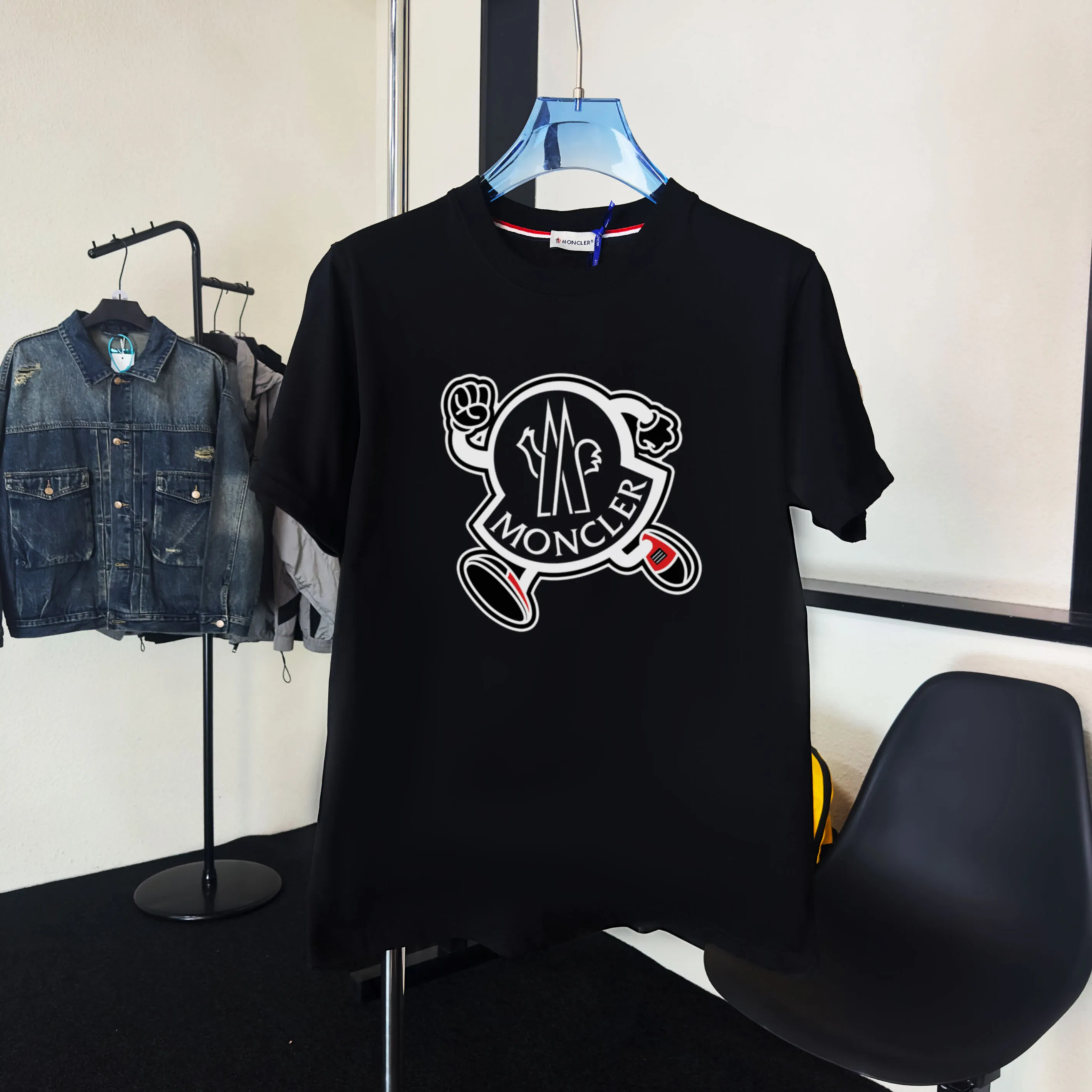 P140 💰Upgraded version "Mobile phone smart sensor ~ NFC chip armband ~ direct access to the official website for anti-counterfeiting" "Moncler ~ Mouth Mouth" 2025 new high-quality round neck short-sleeved T-shirt. The cuffs have imported embroidered labels. Customized dyeing, very comfortable to touch. Super versatile and good-looking short-sleeved. Complete with three labels. Non-market ordinary version. Feel free to compare. Quality is absolutely guaranteed! ‼ First of all, this original fabric is all custom-woven with 32-count double yarn fabric, 250G, and the weight is the same‼ Fine workmanship, double waistcoat method, double waistcoat method, double waistcoat method makes the whole dress more three-dimensional, which is not a craft that ordinary T-shirts can achieve🤪 Size: S-M-L-XL-2XL Color: black, white, apricot, same style for men and women