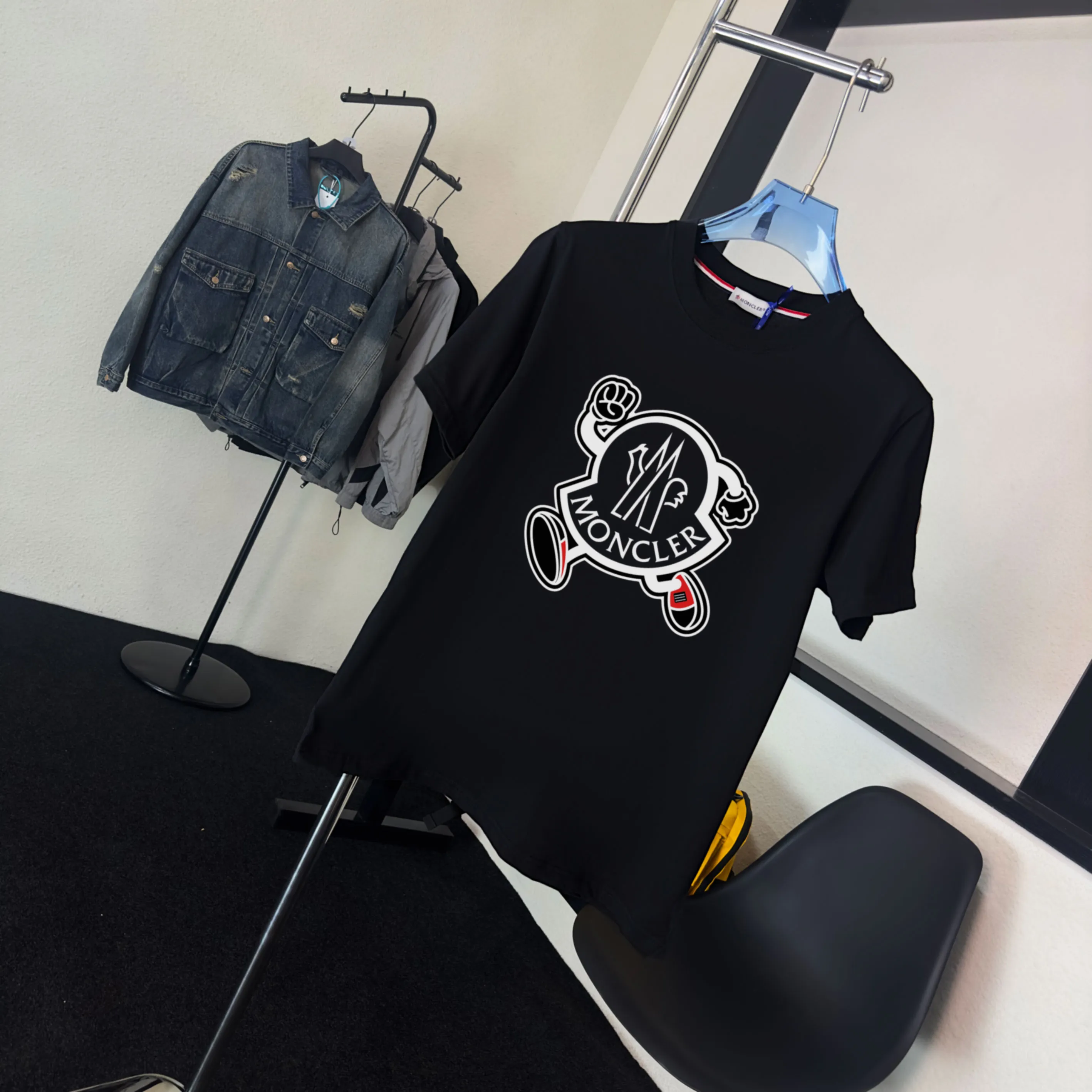 P140 💰Upgraded version "Mobile phone smart sensor ~ NFC chip armband ~ direct access to the official website for anti-counterfeiting" "Moncler ~ Mouth Mouth" 2025 new high-quality round neck short-sleeved T-shirt. The cuffs have imported embroidered labels. Customized dyeing, very comfortable to touch. Super versatile and good-looking short-sleeved. Complete with three labels. Non-market ordinary version. Feel free to compare. Quality is absolutely guaranteed! ‼ First of all, this original fabric is all custom-woven with 32-count double yarn fabric, 250G, and the weight is the same‼ Fine workmanship, double waistcoat method, double waistcoat method, double waistcoat method makes the whole dress more three-dimensional, which is not a craft that ordinary T-shirts can achieve🤪 Size: S-M-L-XL-2XL Color: black, white, apricot, same style for men and women