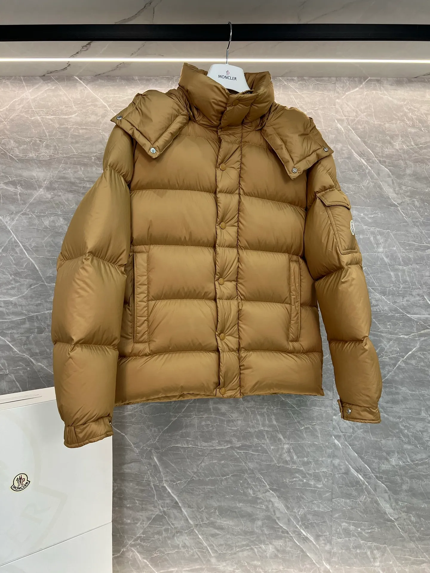 P780 Hot Sale ⬆️Moncler [New Product] Maya Women's 90 White Duck Down Winter Down Jacket Jacket. ❗️❗️❗️❗️❗️ The iconic Moncler down jacket is highly recognizable.  The Moncler Maya cropped down jacket is refreshed in a new colorway. Made from matte fabric and featuring signature checkered quilting, it reflects the essence of the Moncler brand. The style features a sharp silhouette with a detachable hood and adjustable hem in a timeless design suitable for every season and trend. The sleeves feature classic patch pockets. Details •Made from polyester fabric •Polyester lining •Down filling •Removable and adjustable hood •Zip closure with snap fastening at front windshield •Zippered pockets •Adjustable cuffs •Elastic drawstring hem Size : 1-2-3-4-5