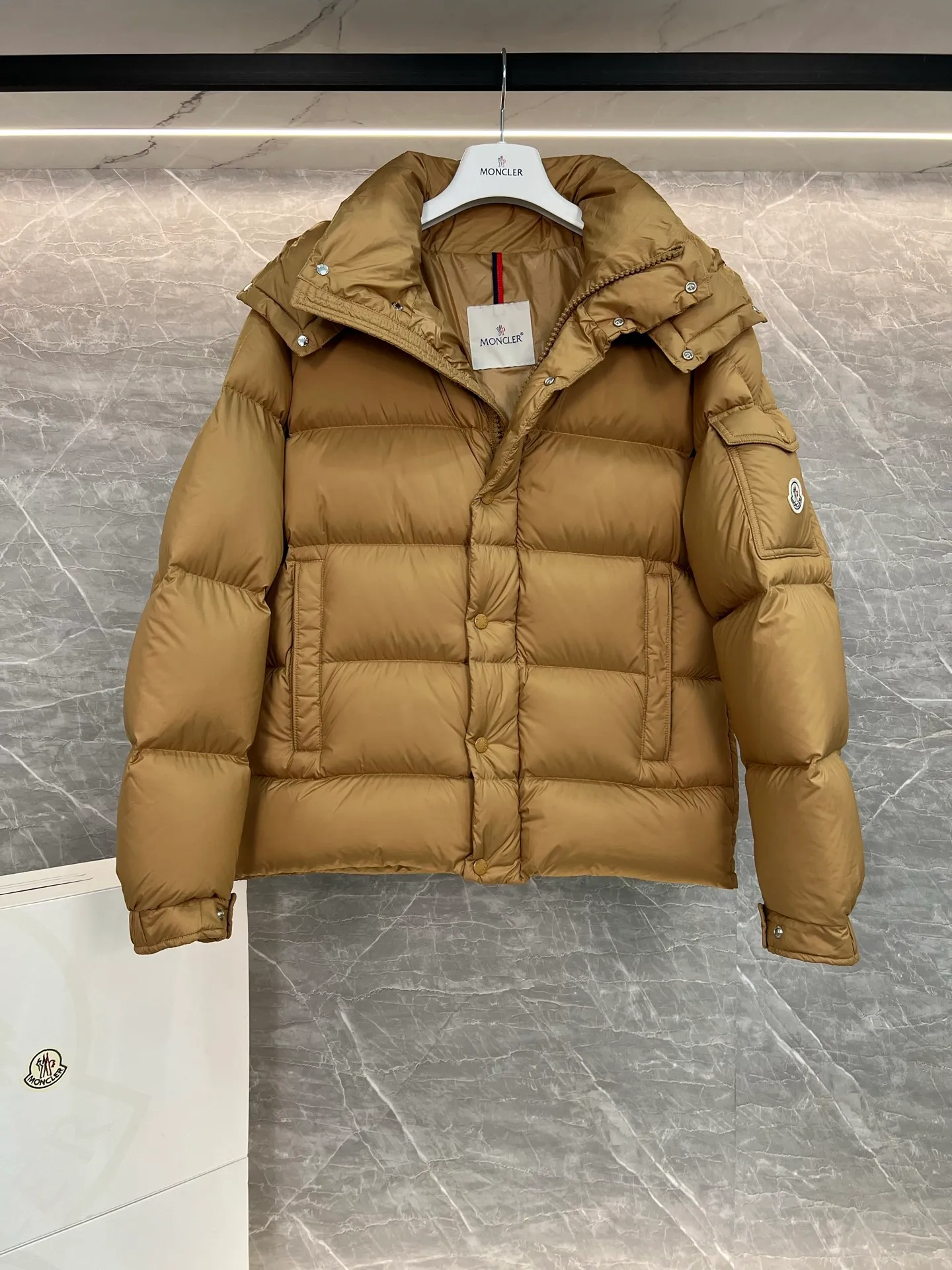 P780 Hot Sale ⬆️Moncler [New Product] Maya Women's 90 White Duck Down Winter Down Jacket Jacket. ❗️❗️❗️❗️❗️ The iconic Moncler down jacket is highly recognizable.  The Moncler Maya cropped down jacket is refreshed in a new colorway. Made from matte fabric and featuring signature checkered quilting, it reflects the essence of the Moncler brand. The style features a sharp silhouette with a detachable hood and adjustable hem in a timeless design suitable for every season and trend. The sleeves feature classic patch pockets. Details •Made from polyester fabric •Polyester lining •Down filling •Removable and adjustable hood •Zip closure with snap fastening at front windshield •Zippered pockets •Adjustable cuffs •Elastic drawstring hem Size : 1-2-3-4-5