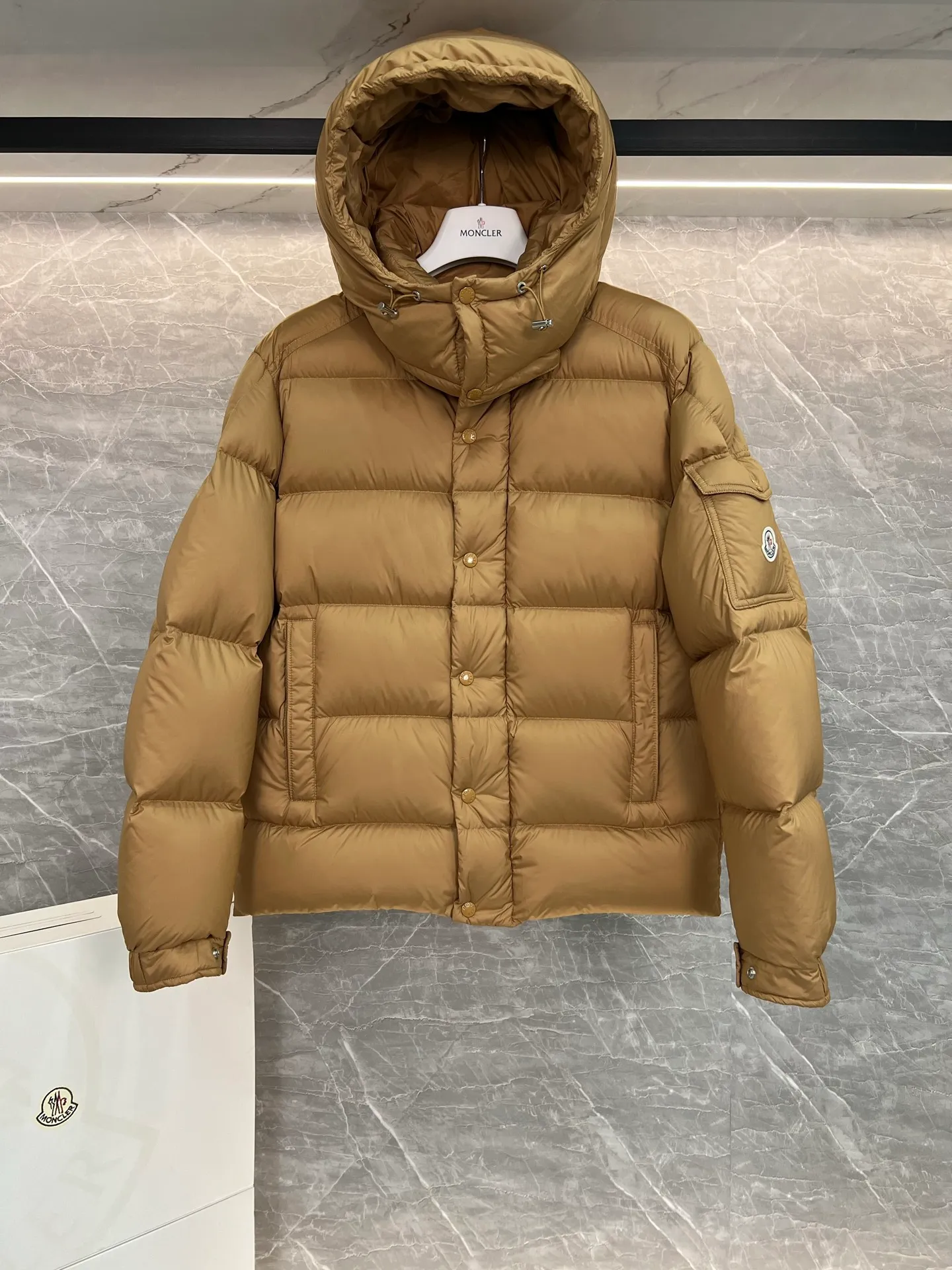P780 Hot Sale ⬆️Moncler [New Product] Maya Women's 90 White Duck Down Winter Down Jacket Jacket. ❗️❗️❗️❗️❗️ The iconic Moncler down jacket is highly recognizable.  The Moncler Maya cropped down jacket is refreshed in a new colorway. Made from matte fabric and featuring signature checkered quilting, it reflects the essence of the Moncler brand. The style features a sharp silhouette with a detachable hood and adjustable hem in a timeless design suitable for every season and trend. The sleeves feature classic patch pockets. Details •Made from polyester fabric •Polyester lining •Down filling •Removable and adjustable hood •Zip closure with snap fastening at front windshield •Zippered pockets •Adjustable cuffs •Elastic drawstring hem Size : 1-2-3-4-5