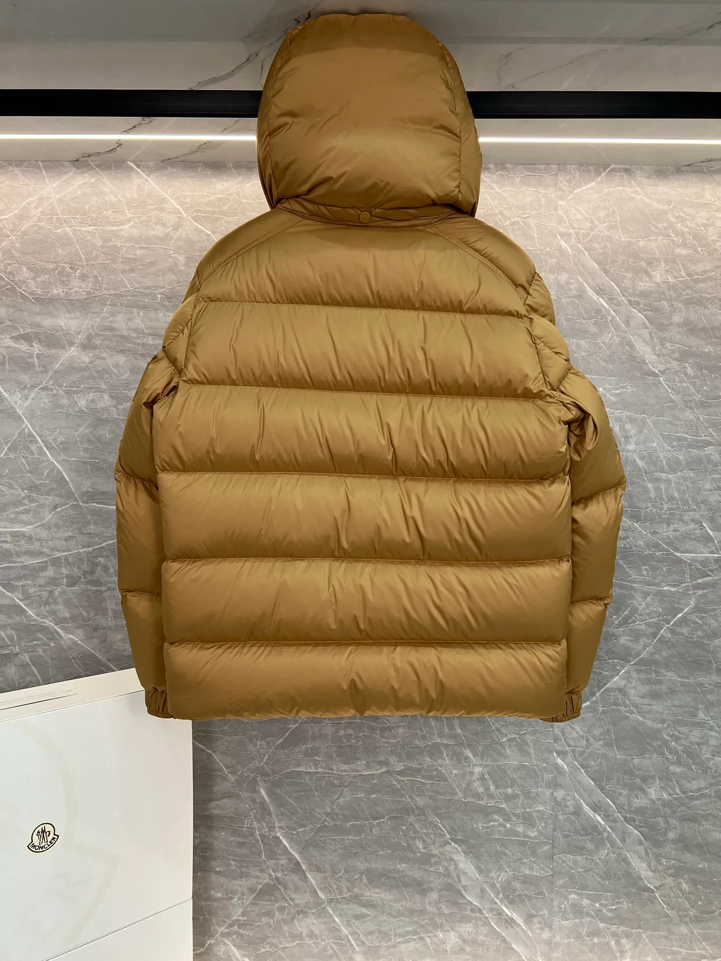 P780 Hot Sale ⬆️Moncler [New Product] Maya Women's 90 White Duck Down Winter Down Jacket Jacket. ❗️❗️❗️❗️❗️ The iconic Moncler down jacket is highly recognizable.  The Moncler Maya cropped down jacket is refreshed in a new colorway. Made from matte fabric and featuring signature checkered quilting, it reflects the essence of the Moncler brand. The style features a sharp silhouette with a detachable hood and adjustable hem in a timeless design suitable for every season and trend. The sleeves feature classic patch pockets. Details •Made from polyester fabric •Polyester lining •Down filling •Removable and adjustable hood •Zip closure with snap fastening at front windshield •Zippered pockets •Adjustable cuffs •Elastic drawstring hem Size : 1-2-3-4-5