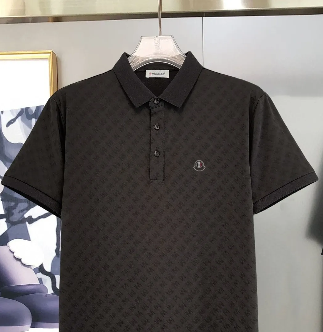 P210 Moncler 25 spring and summer top counter round neck short-sleeved T-shirt (complete with 3 labels) is made of imported Tencel cotton + jacquard fabric, original counter fabric, super brand recognition, high street and exquisite style, it will definitely become the best choice for high street appearances, short-sleeved T-shirt for couples. The fabric is light and refreshing, has a strong say in texture and comfort, has a delicate feel, is comfortable to wear, and has a good upper body effect. The mercerized cotton fabric has a very soft hand feel and the upper body is cool. This is the first time I have gotten such functional fabric in a long time. It is really good! It’s not a cheap style or material, you will definitely like it if you are trendy!  Made with the fusion of top elements, the upper body comfort is unparalleled. It can be said that it is a must-have in summer, and it is more fashionable and can easily create a fashionable outfit. It interprets your luxury and taste and creates your fashionable charm. Fashionable round neck chest T-shirt This T-shirt has exquisite craftsmanship and full design sense! The matching is trendy and stylish! This must-have item has an elegant upper body, looks good both inside and outside, and combines fashion and comfort. It looks like a basic couple’s T-shirt, but it’s actually not. It can be worn alone. It’s no problem to wear it in one piece for all seasons. The product is really, really good! It comes from the original factory. There are not many pieces that you can count on your fingers. Whether you can own it depends on your hand speed. It is flat and snug and not easy to deform. The brand logo remains the same, creating an alternative luxury fashion atmosphere and becoming a new concept emerging in 2025. Available in two colors: white and black. Size: M L XL 2XL 3XL