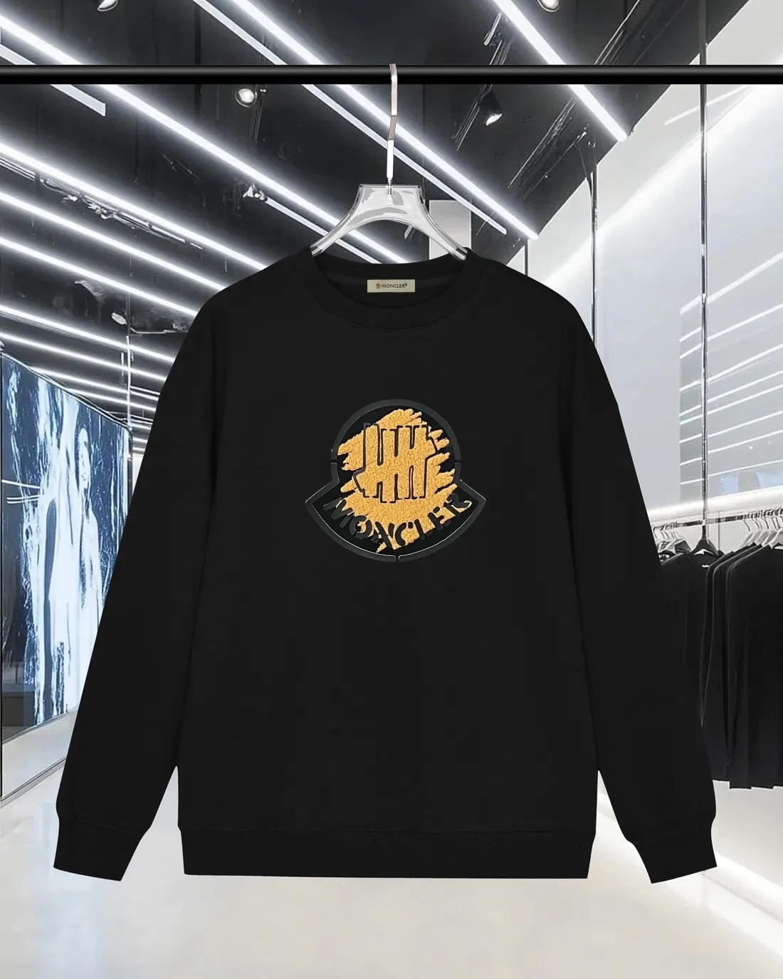 P230 (Next day shipping) MONCLER/Mousse 2025Fw new autumn and winter 400g pullover round neck long-sleeved sweatshirt Velvet splicing letter logo embossed technology Same style for men and women Brand classic Pure cotton fabric Official synchronization High version High quality Fashion personality Versatile trend Pure original quality Original fabric Hang tag Collar label Washed wheat Three labels complete Color: Black. White. Size: S-XL