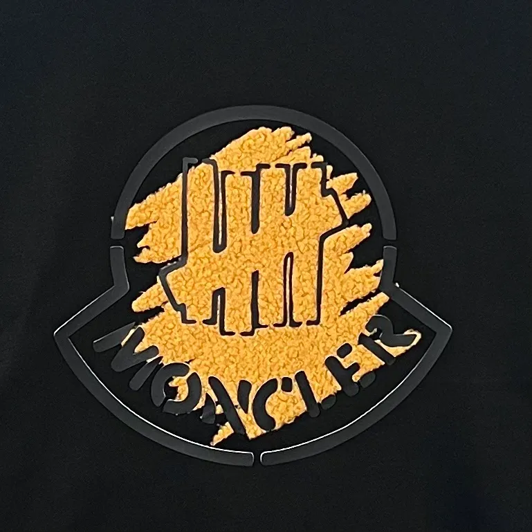 P230 (Next day shipping) MONCLER/Mousse 2025Fw new autumn and winter 400g pullover round neck long-sleeved sweatshirt Velvet splicing letter logo embossed technology Same style for men and women Brand classic Pure cotton fabric Official synchronization High version High quality Fashion personality Versatile trend Pure original quality Original fabric Hang tag Collar label Washed wheat Three labels complete Color: Black. White. Size: S-XL