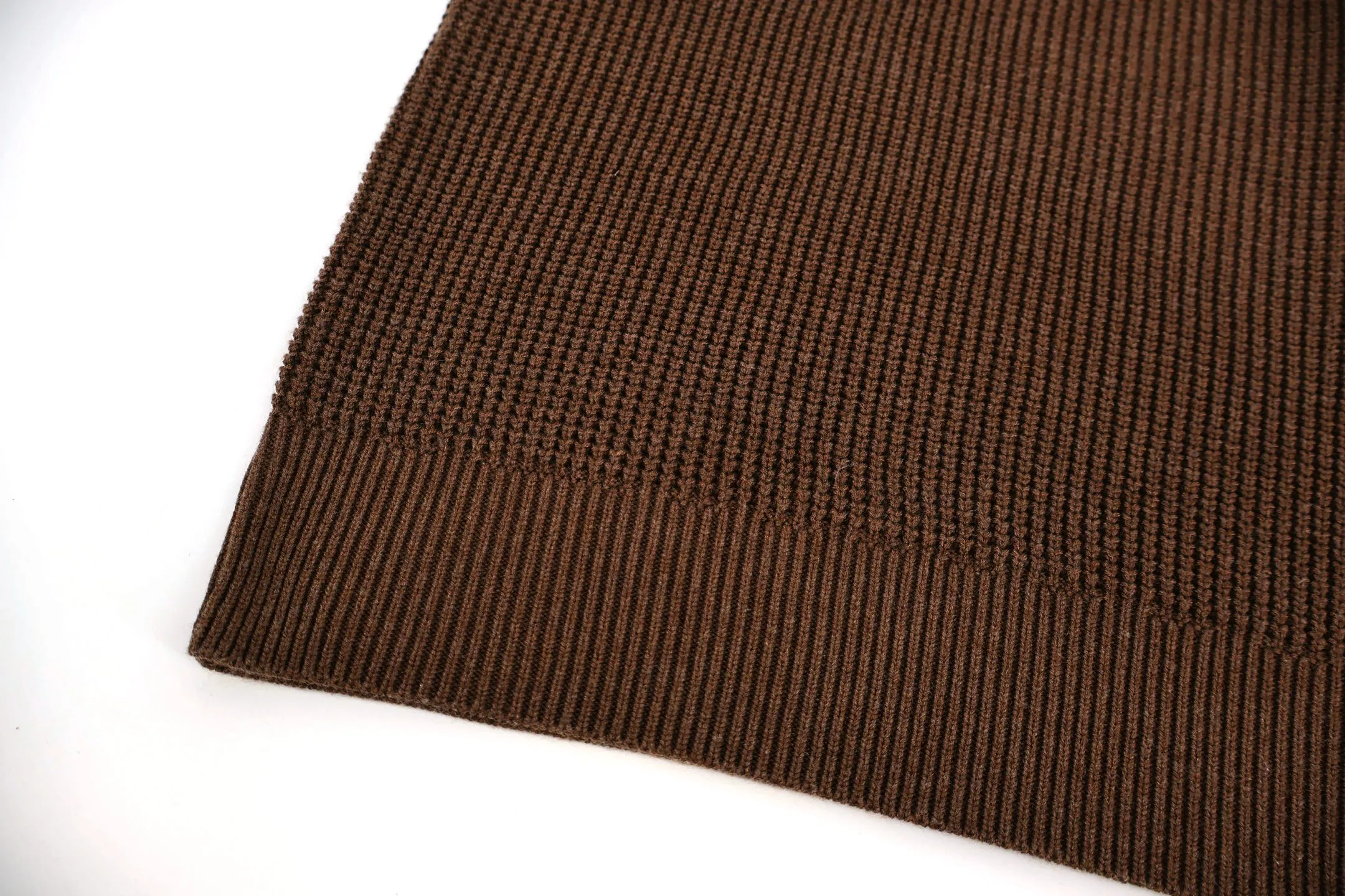P470 Moncler chest pocket knitted sweater (brown) is made of customized double-ply wool blend fabric, which is comfortable on the skin and full of texture. Custom-woven and dyed yarn, the color is 100% consistent. The entire piece is knitted using an imported silver flute 7-needle knitting machine with perfect details. The Zhangzi logo adopts customized Tajima 10,000-needle embroidery technology, which is extremely precise and full of three-dimensional effect. The entire set of excipients is independently developed, and every small detail is perfectly presented. (Ps: It is generally not recommended to machine wash materials containing wool. If machine washed, it is recommended to use a laundry bag to extend the service life of the clothes~) Size: S-M-L