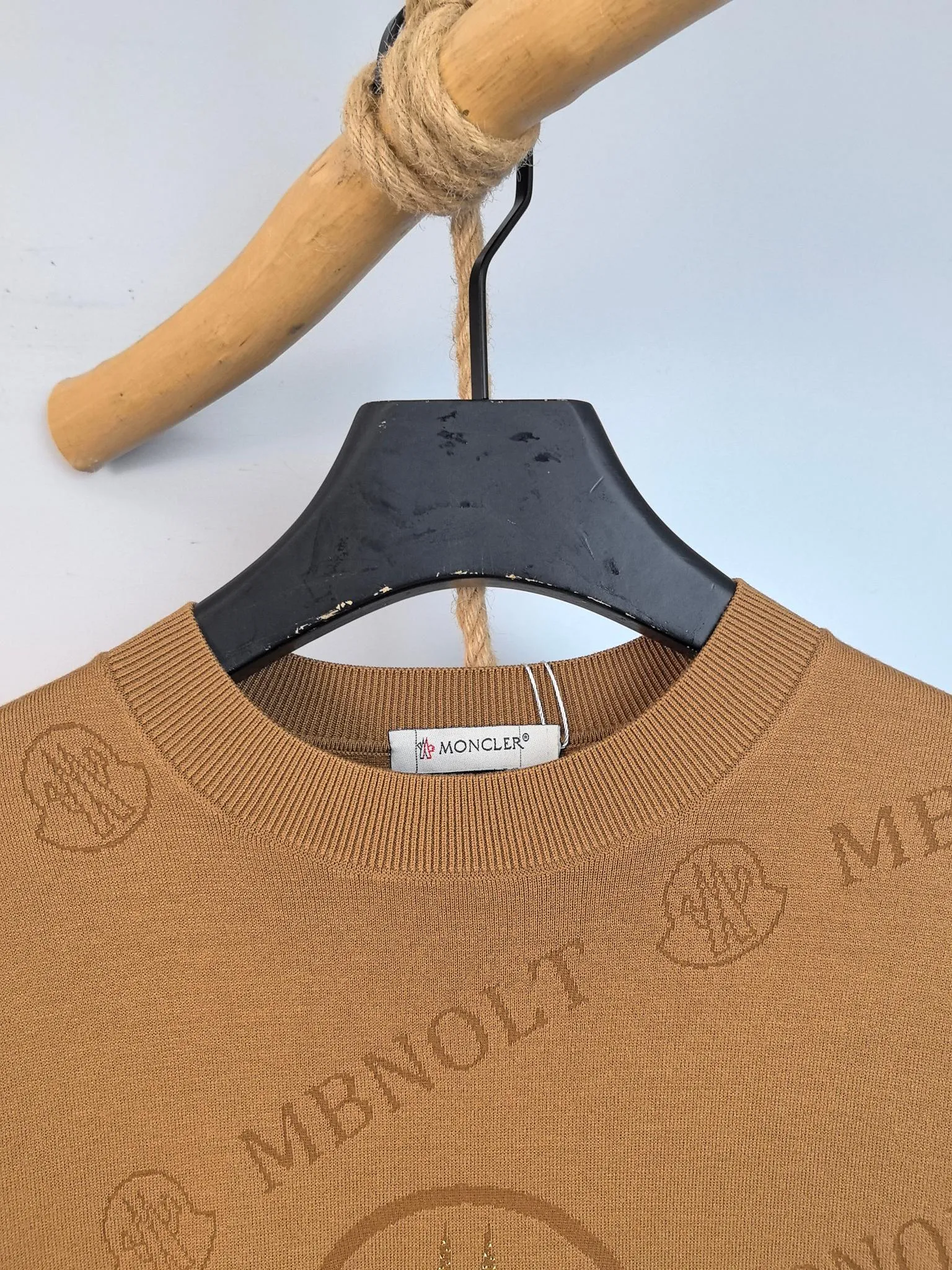 P440 MONCLER 2025 new knitted crew neck sweater, technical wool blended fabric, soft and comfortable, comfortable and breathable upper body, skin-friendly and non-irritating, unique design style, whether worn alone or matched, it is a versatile item, highlighting the personality of young people, extremely high-grade, and handsome upper body! Size: M-3XL