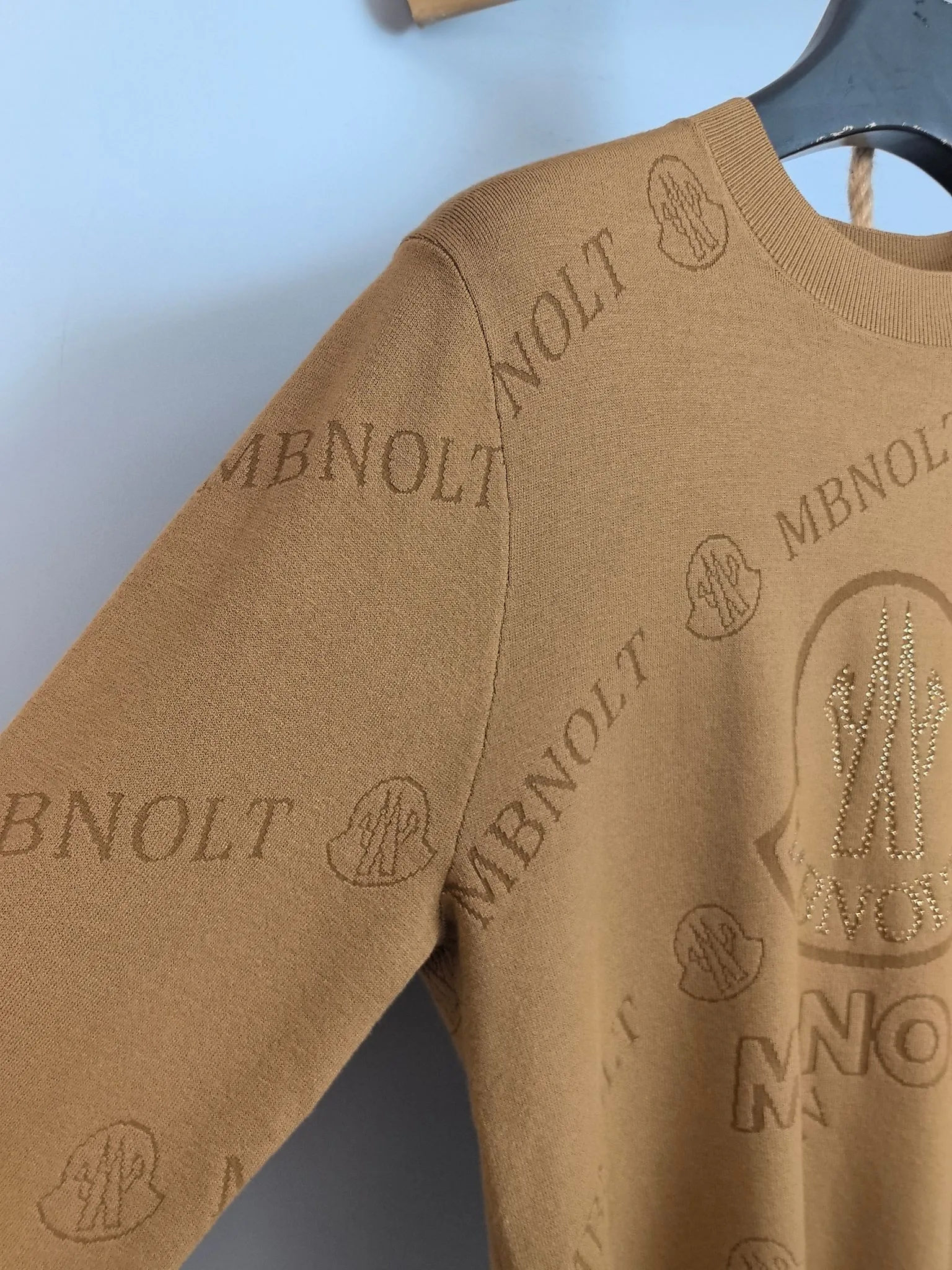 P440 MONCLER 2025 new knitted crew neck sweater, technical wool blended fabric, soft and comfortable, comfortable and breathable upper body, skin-friendly and non-irritating, unique design style, whether worn alone or matched, it is a versatile item, highlighting the personality of young people, extremely high-grade, and handsome upper body! Size: M-3XL