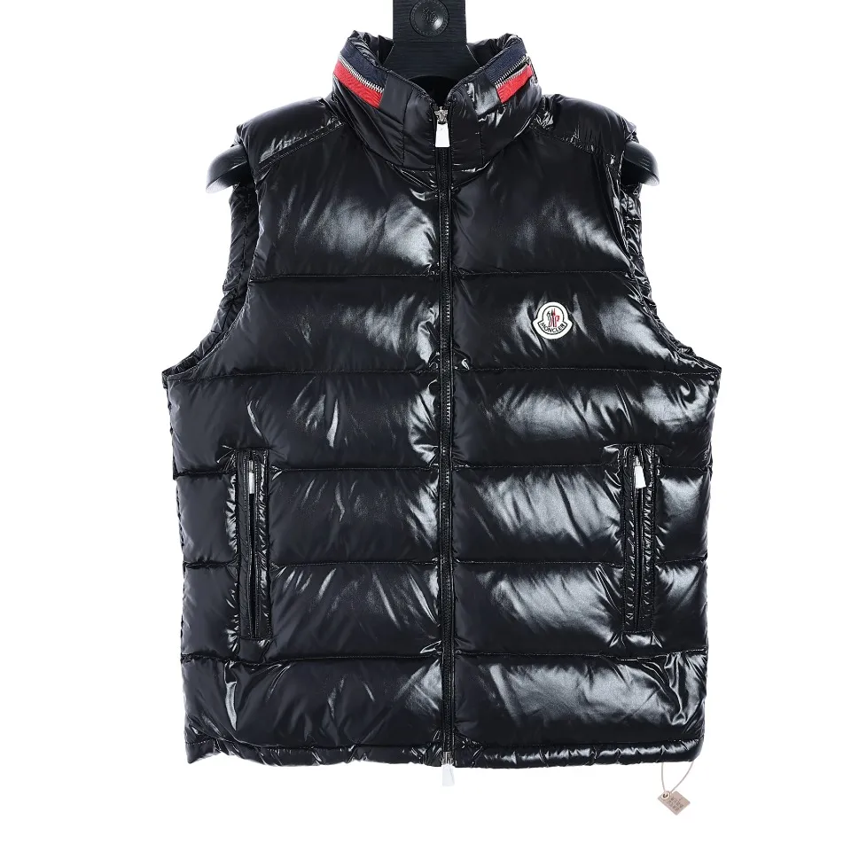 P700 Moncler Mouth 23FW New Men's Stand Collar Invisible Hood Down Vest Color: The vest is black, indicating that it has a classic and low-key appearance. Material: Made of high-quality 90 velvet fabric, which guarantees its quality and durability. Warmth: Since it is a down vest, warmth should be one of its important features. Down is an excellent thermal insulation material and can provide good thermal insulation effect. Design Features: It has a red collar and black zipper pockets, which add bright color and practical functionality to the vest. The red collar can attract attention and add a touch of brightness to the overall look; the white zipper pocket is convenient for carrying various items, increasing its practicality. Purpose: This vest is suitable for outdoor wear, as can be inferred from the description. It comes with a white label indicating that it is an outdoor garment and is intended to be worn during outdoor activities. Wearing experience: Wearing this down vest, you can enjoy a free and relaxed feeling outdoors. This shows that it has a comfortable wearing experience and is suitable for various outdoor activities. 003 Size:1-5