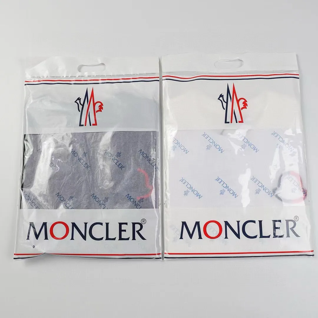 P134 Style No.: 812 〈MONCLER〉The price of the hood is actually quite advantageous. Those who have been to the counters should know that the price of the hood is not much cheaper than Gucci Burberry. It is just relatively low-key and unwilling to hype. It is a picture that you will buy or not. It has an arrogant existence... Exclusively customized 270g 32-count double yarn smooth cotton. The texture is very soft and comfortable. 100% top-grade fabrics that are different from the market (no shrinkage, no deformation, no pilling) Paired with 320g 1*1 thread (fabric threads are dyed in the same vat, no color difference, threads are not easily deformed). Heavy embroidery is laminated, and the customer's upper body will not be scratched. Color: Black White Size: S-XL
