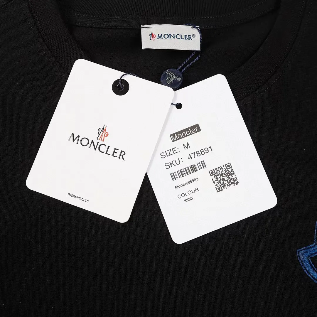 P134 Style No.: 812 〈MONCLER〉The price of the hood is actually quite advantageous. Those who have been to the counters should know that the price of the hood is not much cheaper than Gucci Burberry. It is just relatively low-key and unwilling to hype. It is a picture that you will buy or not. It has an arrogant existence... Exclusively customized 270g 32-count double yarn smooth cotton. The texture is very soft and comfortable. 100% top-grade fabrics that are different from the market (no shrinkage, no deformation, no pilling) Paired with 320g 1*1 thread (fabric threads are dyed in the same vat, no color difference, threads are not easily deformed). Heavy embroidery is laminated, and the customer's upper body will not be scratched. Color: Black White Size: S-XL