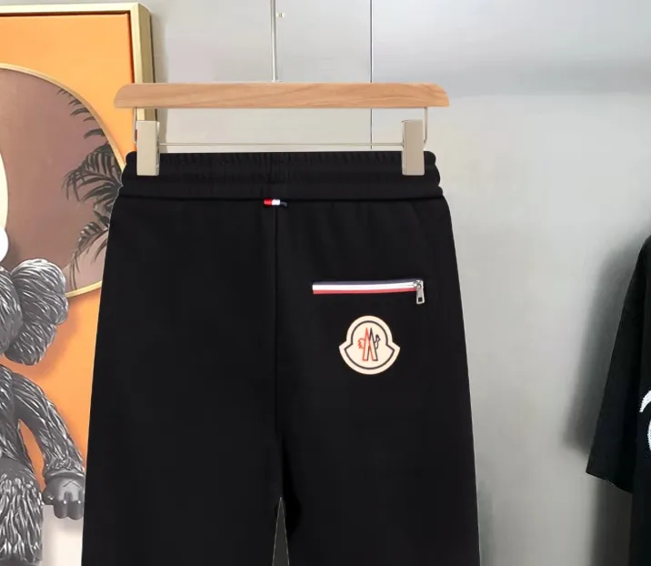 P290 Moncler new men's original casual pants and sweatpants, high-end customization, fashionable and versatile ✨✨✨three-dimensional embroidery embossed letter logo design, customized original imported 100% knitted cotton fabric, imported hardware accessories, elegant and handsome upper body, brand new sense of sight! The factory's fine workmanship and details are all in place. There is no need to choose anyone, and you must pay for your own money. Size: M-3XL (the largest size can wear about 185 pounds) black