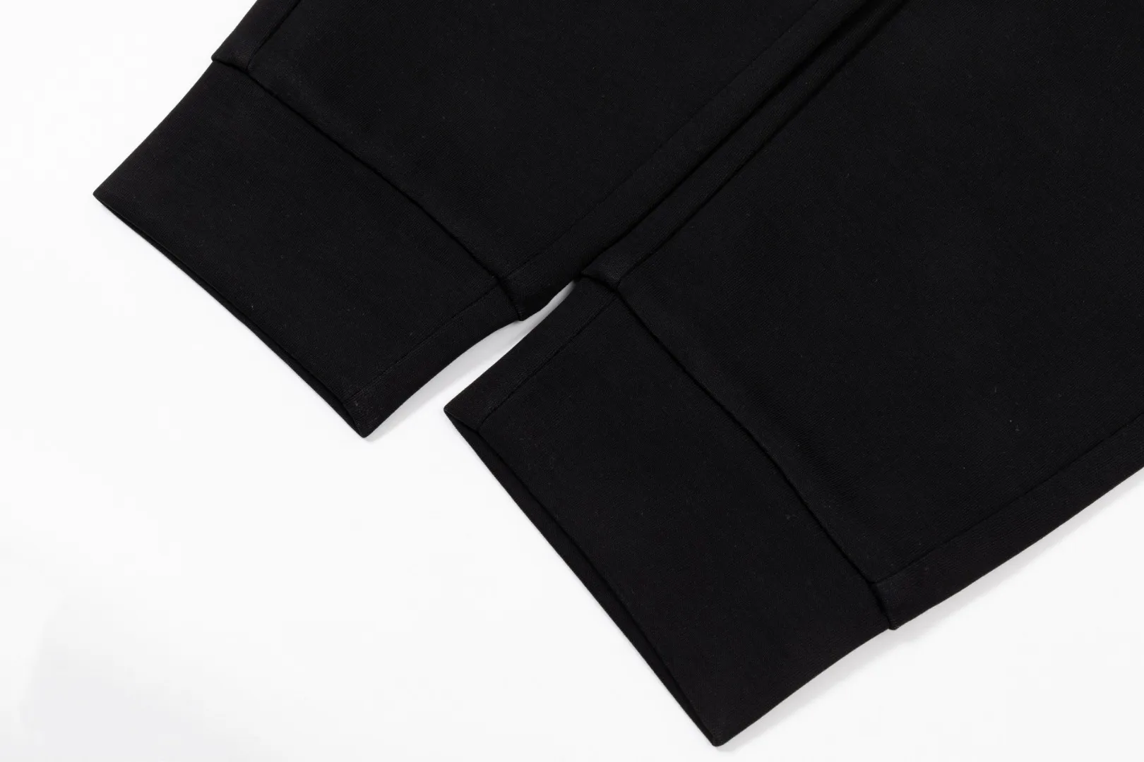 P290 Moncler new men's original casual pants and sweatpants, high-end customization, fashionable and versatile ✨✨✨three-dimensional embroidery embossed letter logo design, customized original imported 100% knitted cotton fabric, imported hardware accessories, elegant and handsome upper body, brand new sense of sight! The factory's fine workmanship and details are all in place. There is no need to choose anyone, and you must pay for your own money. Size: M-3XL (the largest size can wear about 185 pounds) black