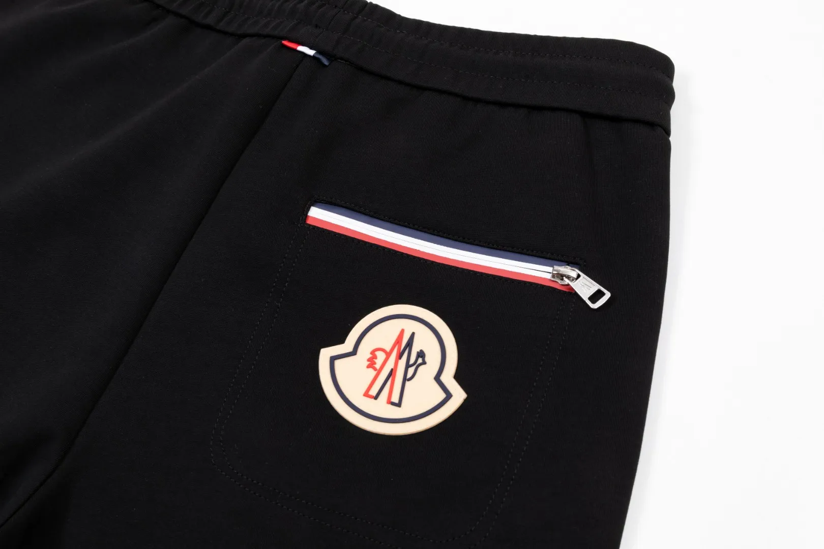 P290 Moncler new men's original casual pants and sweatpants, high-end customization, fashionable and versatile ✨✨✨three-dimensional embroidery embossed letter logo design, customized original imported 100% knitted cotton fabric, imported hardware accessories, elegant and handsome upper body, brand new sense of sight! The factory's fine workmanship and details are all in place. There is no need to choose anyone, and you must pay for your own money. Size: M-3XL (the largest size can wear about 185 pounds) black