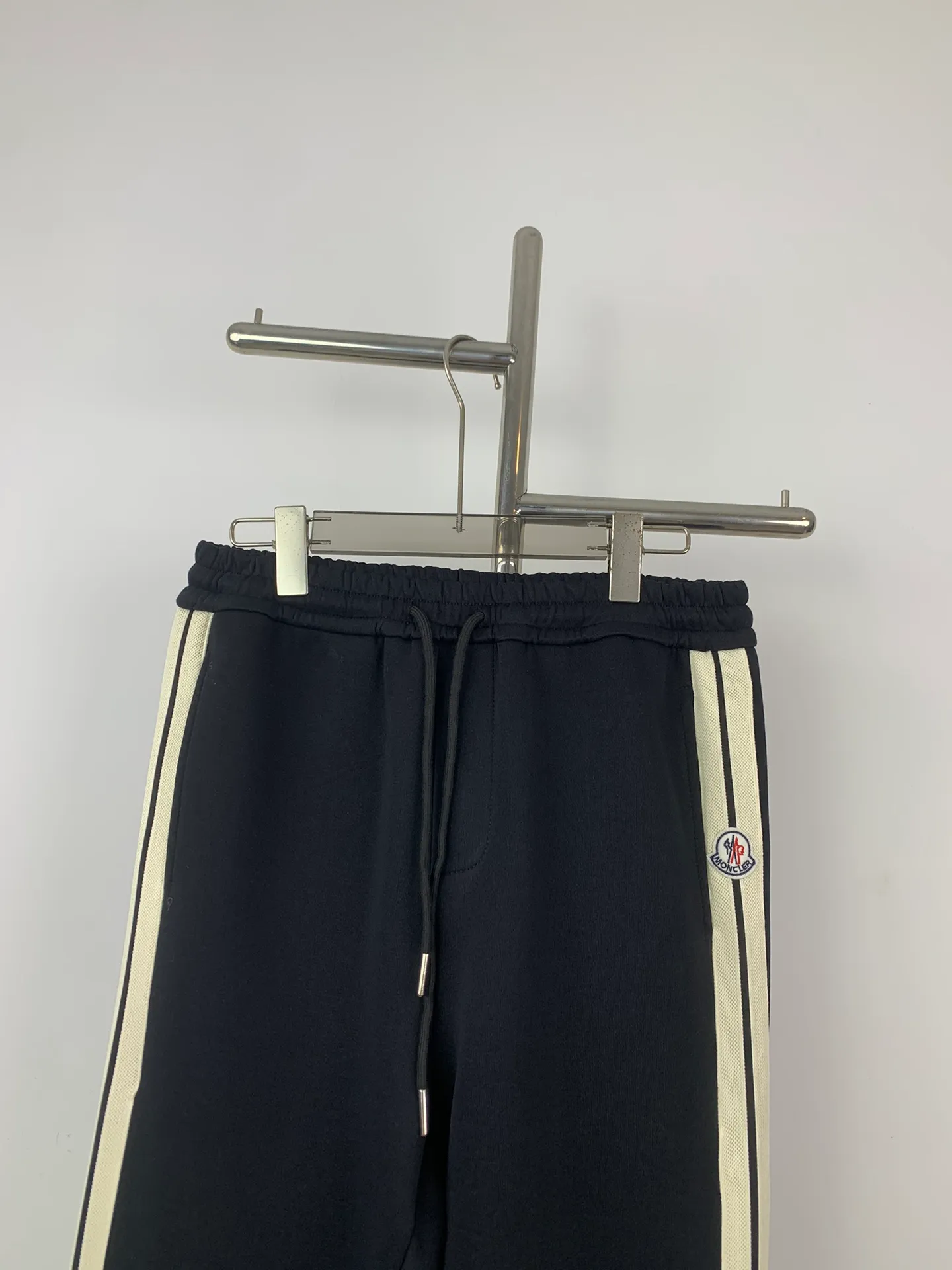 P220 💰Model No. C129 New style MONCLER straight-leg pants with misaligned warp marks on the official website ZP synchronized new sweatpants. The fabric is made of 450 grams of heavyweight double-ply double yarn composite fabric. Letters and small marks are misaligned with webbing. Sewing technology. Elastic drawstring waist design. Full of flexibility. Inner hemming. High-quality workmanship. Color: Black Size: S M L XL