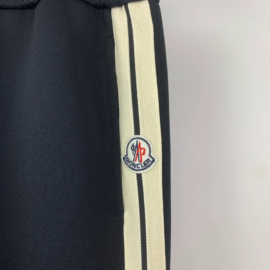 P220 💰Model No. C129 New style MONCLER straight-leg pants with misaligned warp marks on the official website ZP synchronized new sweatpants. The fabric is made of 450 grams of heavyweight double-ply double yarn composite fabric. Letters and small marks are misaligned with webbing. Sewing technology. Elastic drawstring waist design. Full of flexibility. Inner hemming. High-quality workmanship. Color: Black Size: S M L XL