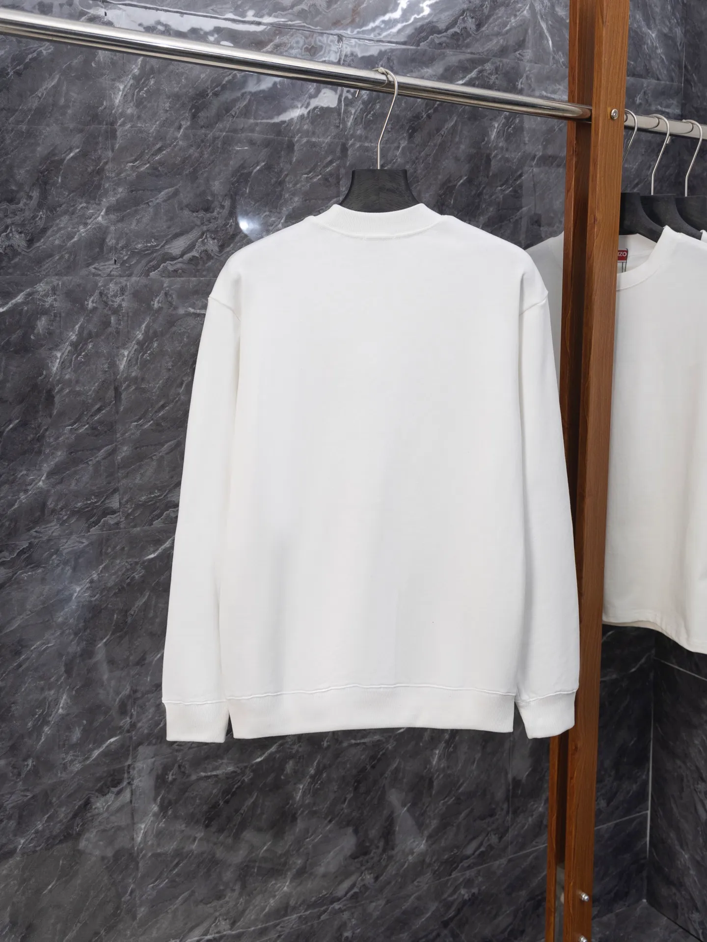 P210 Model number J072 MONCLER masked puppy embroidered sleeves small label round neck sweatshirt Made of 460g terry fabric with clear line routing Original order customization 1:1 smooth and delicate lines Better texture Not easy to deform Not easy to shrink Not easy to fade Maintain long-lasting beauty Color Black White Size S-XL