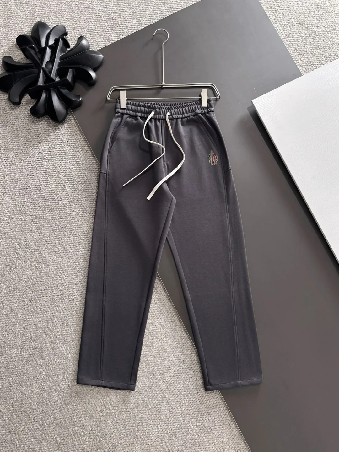 Shipped in 2-3 days P360 MONCLER/Mongolian Exclusive first release of 25ss autumn and winter new high-quality trousers Compare real-life details at will A perfect choice for autumn and winter. A must-have item. Sizes: M to 4XL (please state your height and weight when placing an order)