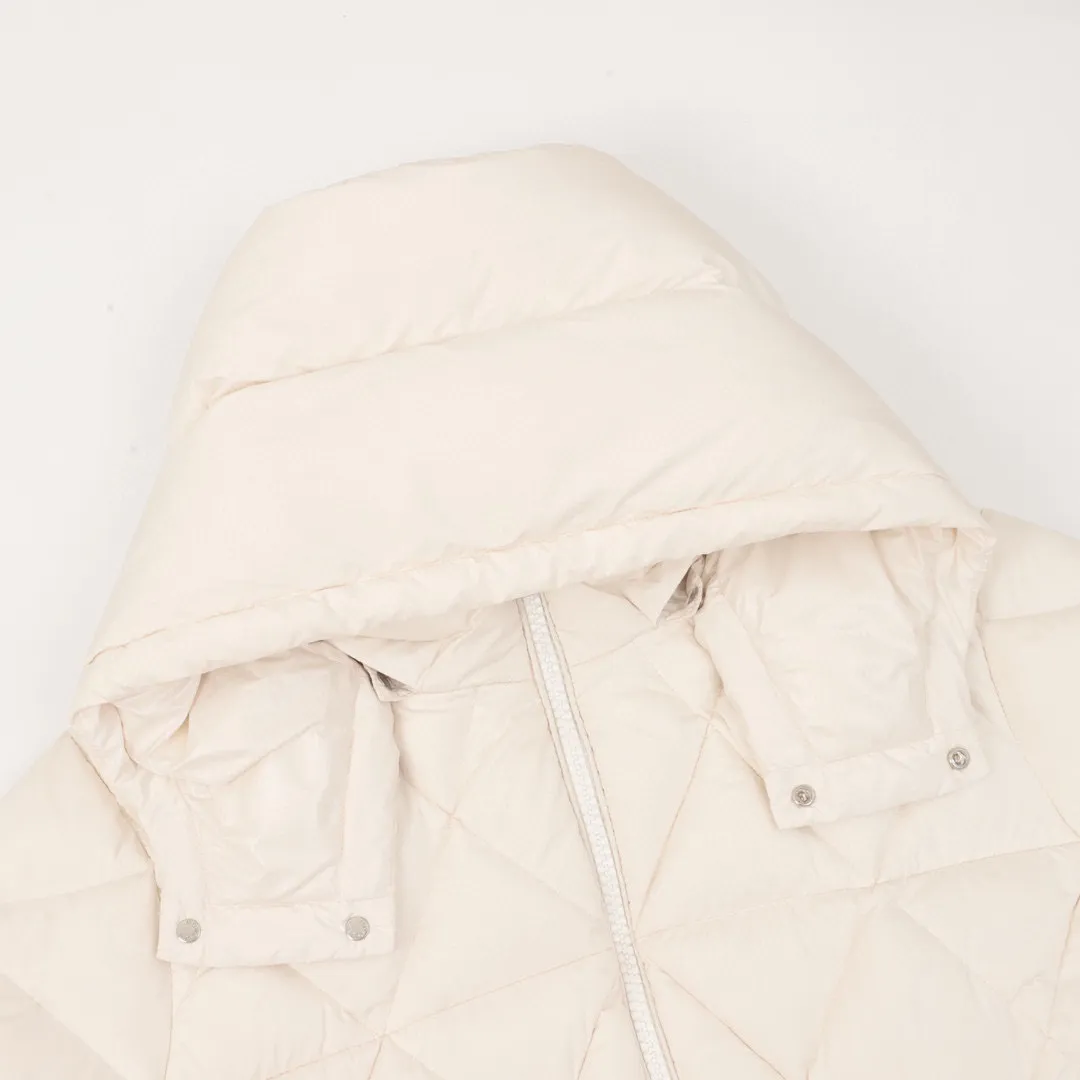 P840 Moncler’s new autumn and winter product Vezere’ goose down down jacket, same style for men and women, diamond ◇ plaid. This down jacket is a basic warm item. This down jacket is equipped with a hood, which can be easily removed according to the weather. The jacket's silhouette and sleeve patch pockets pay homage to the iconic Moncler Maya down jacket. ·Made of longue saison fabric·Nylon lé ger brillant lining filled with 90% goose down Detachable and adjustable hood with zipper and snap-button zipper pocket Sleeves with patch pockets·Adjustable cuffs·Drawstring hem Style number: A93# Color: black white SIZE: 1-5