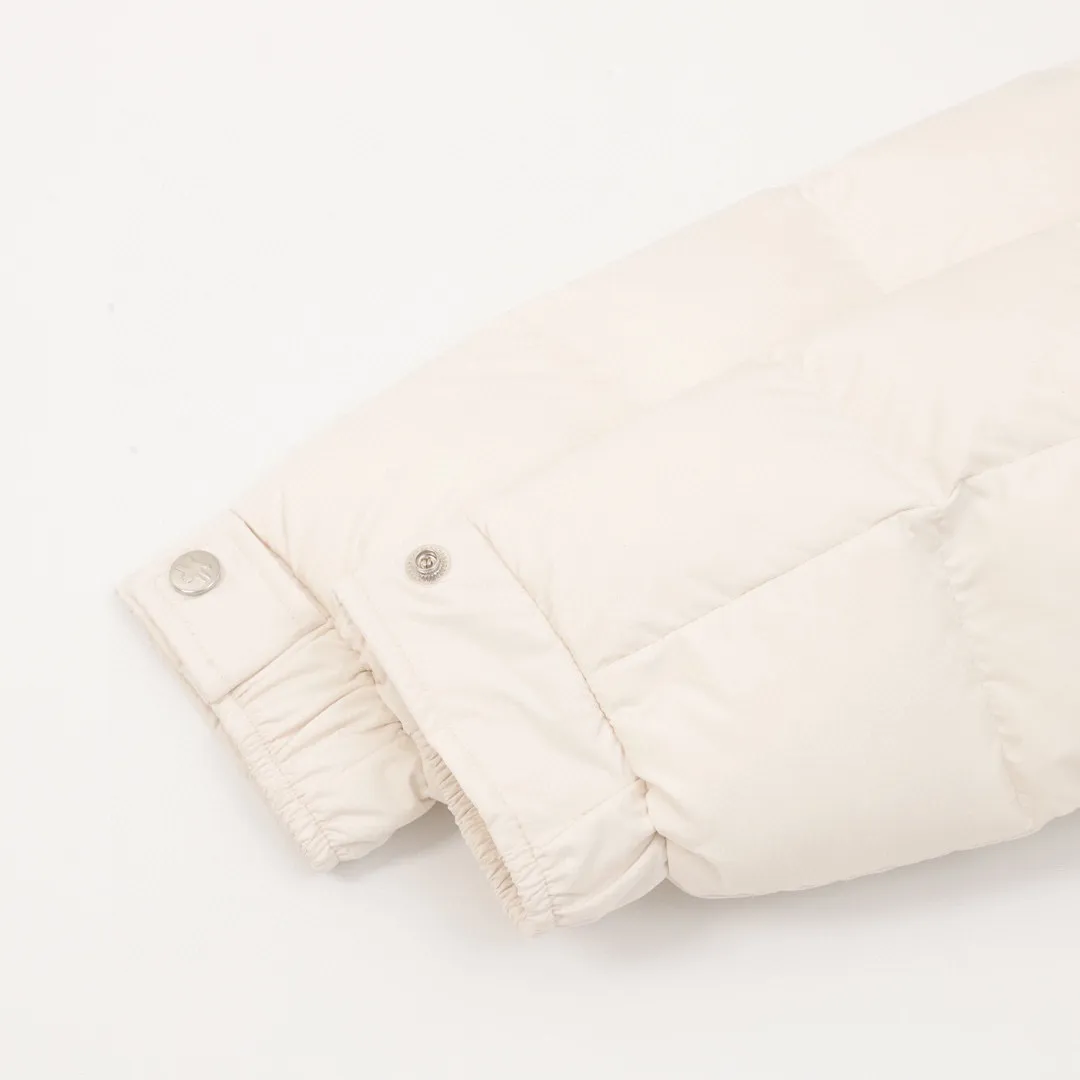 P840 Moncler’s new autumn and winter product Vezere’ goose down down jacket, same style for men and women, diamond ◇ plaid. This down jacket is a basic warm item. This down jacket is equipped with a hood, which can be easily removed according to the weather. The jacket's silhouette and sleeve patch pockets pay homage to the iconic Moncler Maya down jacket. ·Made of longue saison fabric·Nylon lé ger brillant lining filled with 90% goose down Detachable and adjustable hood with zipper and snap-button zipper pocket Sleeves with patch pockets·Adjustable cuffs·Drawstring hem Style number: A93# Color: black white SIZE: 1-5