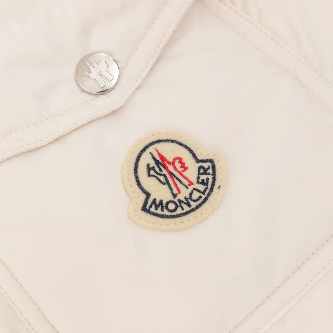 P840 Moncler’s new autumn and winter product Vezere’ goose down down jacket, same style for men and women, diamond ◇ plaid. This down jacket is a basic warm item. This down jacket is equipped with a hood, which can be easily removed according to the weather. The jacket's silhouette and sleeve patch pockets pay homage to the iconic Moncler Maya down jacket. ·Made of longue saison fabric·Nylon lé ger brillant lining filled with 90% goose down Detachable and adjustable hood with zipper and snap-button zipper pocket Sleeves with patch pockets·Adjustable cuffs·Drawstring hem Style number: A93# Color: black white SIZE: 1-5