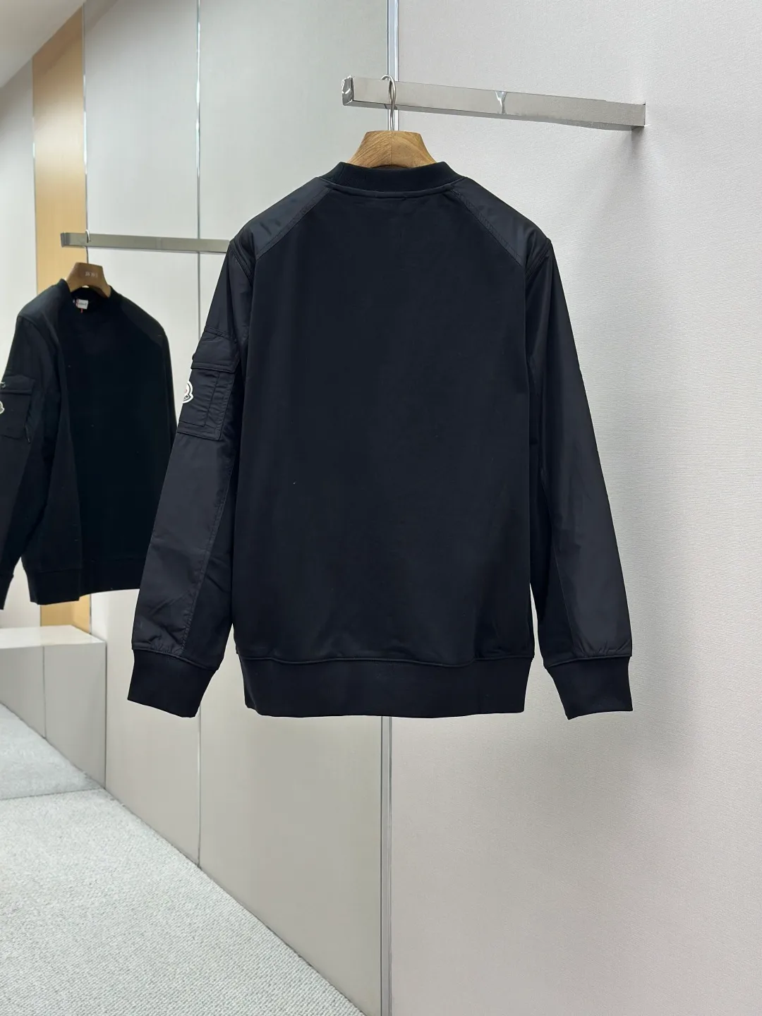 P400 Moncler logo patch pocket patchwork sweatshirt. Customized soft velvet cotton blend warm core material and tough nylon high-density woven material. Smooth and delicate, comfortable and close to the skin. It is based on a deep black curtain. The chest is quietly painted with a triangular world. The iconic Moncler logo embroidered logo decorates the sleeves. It is integrated with nylon fabric to embellish the square silhouette. Cross-disciplinary aesthetic grafting. Exquisite small pocket design reveals a flexible and relaxed beauty. Deconstruct the attitude of the modern gentleman and show his taste in silence. Process 1: Needle and shuttle stitching technology can make full use of the respective advantages of knitted fabrics and woven fabrics. By choosing the appropriate sewing process and stitches, the splicing parts can be ensured to be strong and beautiful. Process 2: Template machine bag opening. The preset template guides the position, shape and size of the bag opening. The accuracy ensures the quality of the bag opening effect. Process 3: The fabrics are washed and have a better hand texture. It is not easy to deform and shrink. Not easy to fade and maintain long-lasting beauty Accessories: Customized 1:1 Moncler embroidered logo Customized 1:1 Moncler zipper Customized 1:1 Moncler drawstring Customized 1:1 Moncler snap button Customized 1:1 Moncler trademark Version: Loose version Size: S M L XL