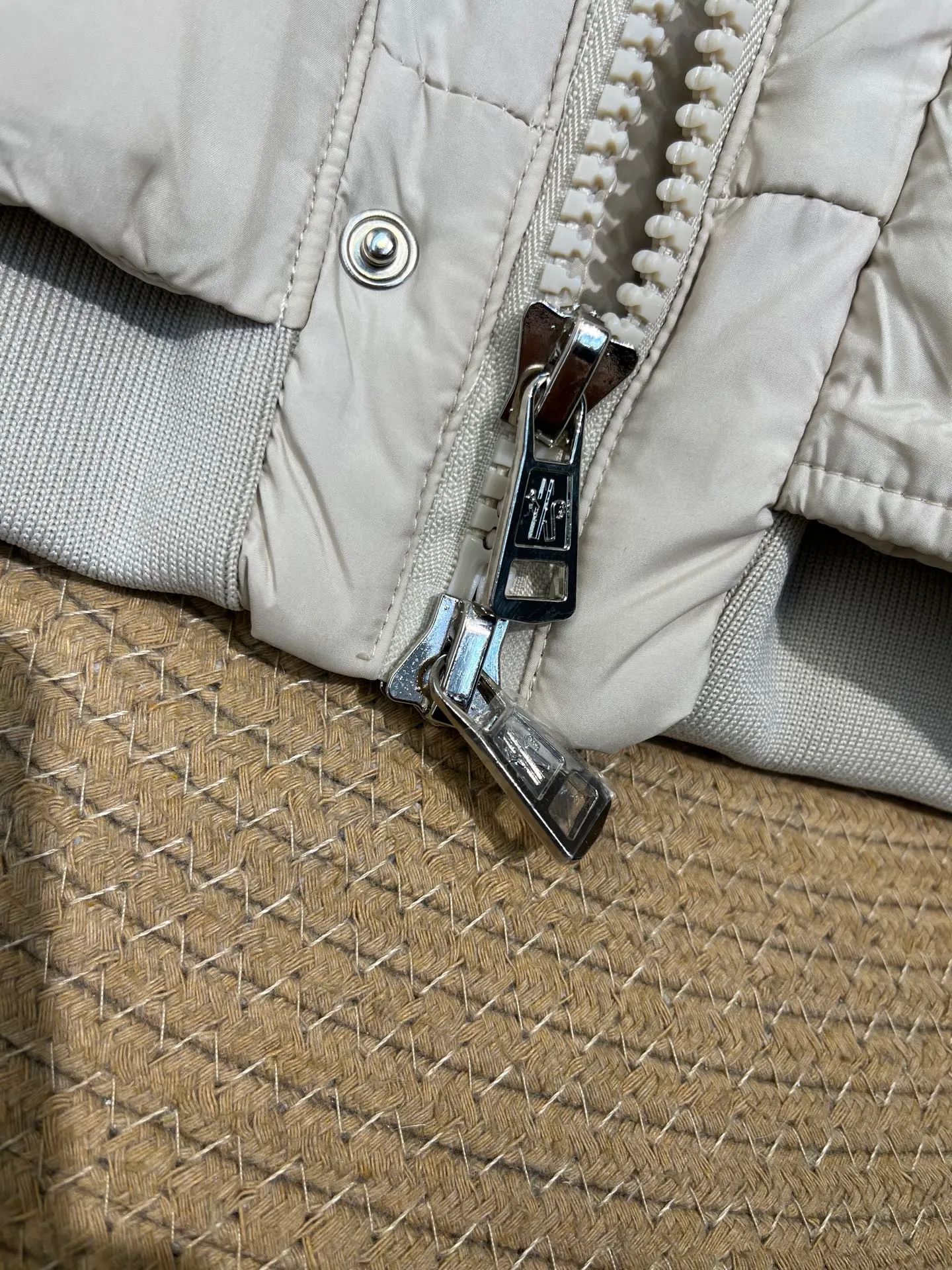 P840 moncler 🌟Down jacket Original 1:1 customized hardware accessories are all imported and original customized. Counters are welcome to compare. Absolutely high quality. Use top 90 duck down. Super soft. Top version, full of feathers. Super heavy industry. Fabric workmanship is perfect. Note: super soft. Size: 12345