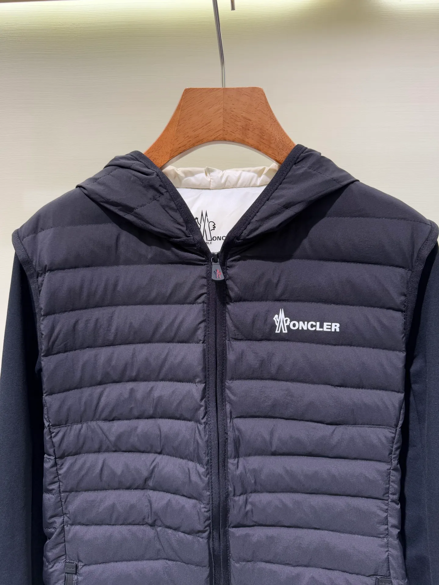 P1120 Moncler Mouth Grenoble Series Women's Outdoor Sports Down Jacket This padded sweatshirt is suitable for wearing as an inner layer under a protective jacket to add warmth and protection. Made from stretch fleece, it has a zippered design and is filled with down at the front. The front and collar are made of nylonlaque, a lightweight fabric with a functional surface finish.  Fabric: Made of classic fabrics and down filling, filling: 90 down goose down, polyester fiber lining Technology: high collar with snap buttons, functional look zipper closure, functional look zipper pocket, elastic knitted wristband, embellished with three-color trim (supports NFC function) Color: off-white black Size: 1 2 3 4 4445070