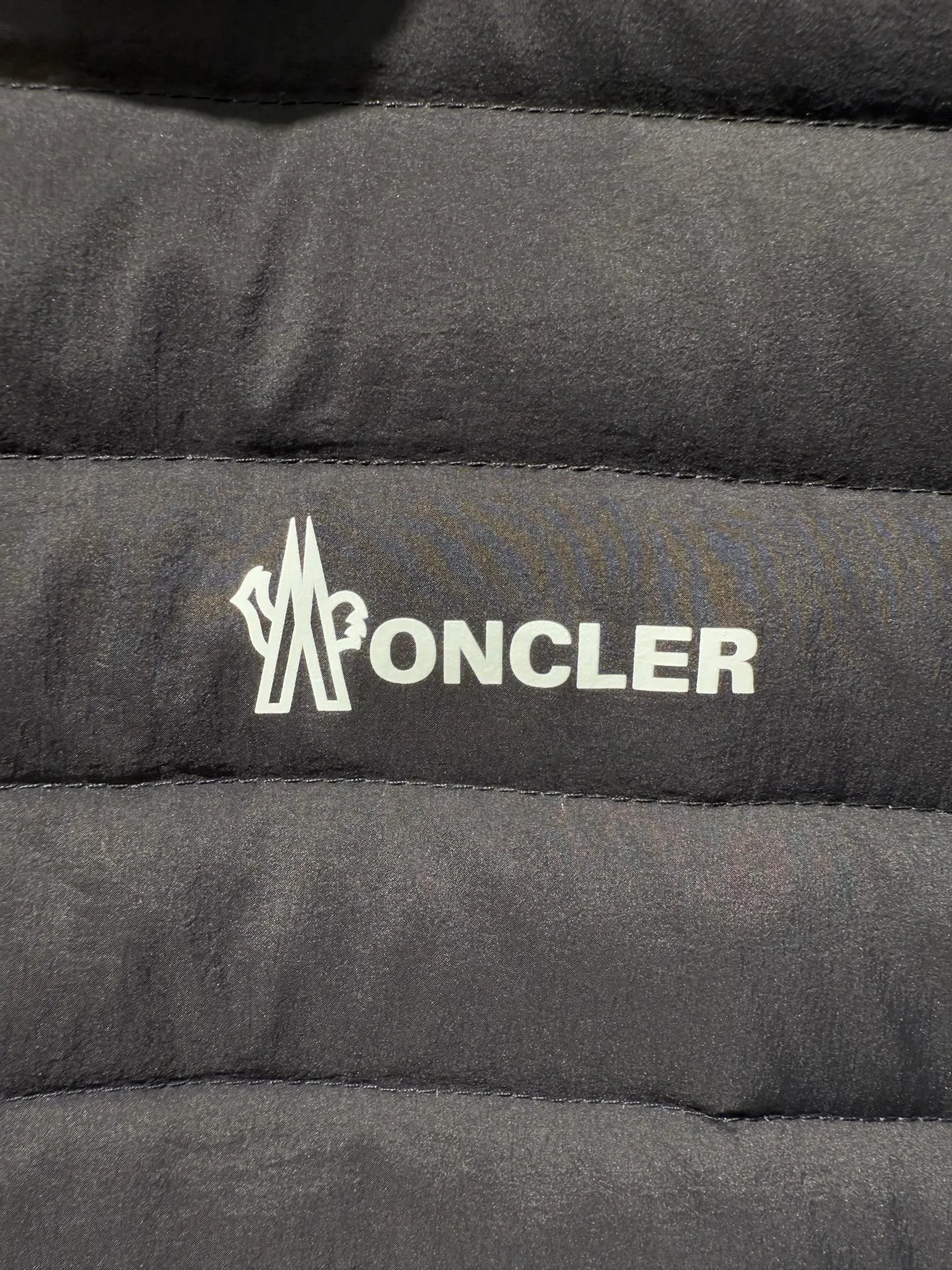 P1120 Moncler Mouth Grenoble Series Women's Outdoor Sports Down Jacket This padded sweatshirt is suitable for wearing as an inner layer under a protective jacket to add warmth and protection. Made from stretch fleece, it has a zippered design and is filled with down at the front. The front and collar are made of nylonlaque, a lightweight fabric with a functional surface finish.  Fabric: Made of classic fabrics and down filling, filling: 90 down goose down, polyester fiber lining Technology: high collar with snap buttons, functional look zipper closure, functional look zipper pocket, elastic knitted wristband, embellished with three-color trim (supports NFC function) Color: off-white black Size: 1 2 3 4 4445070